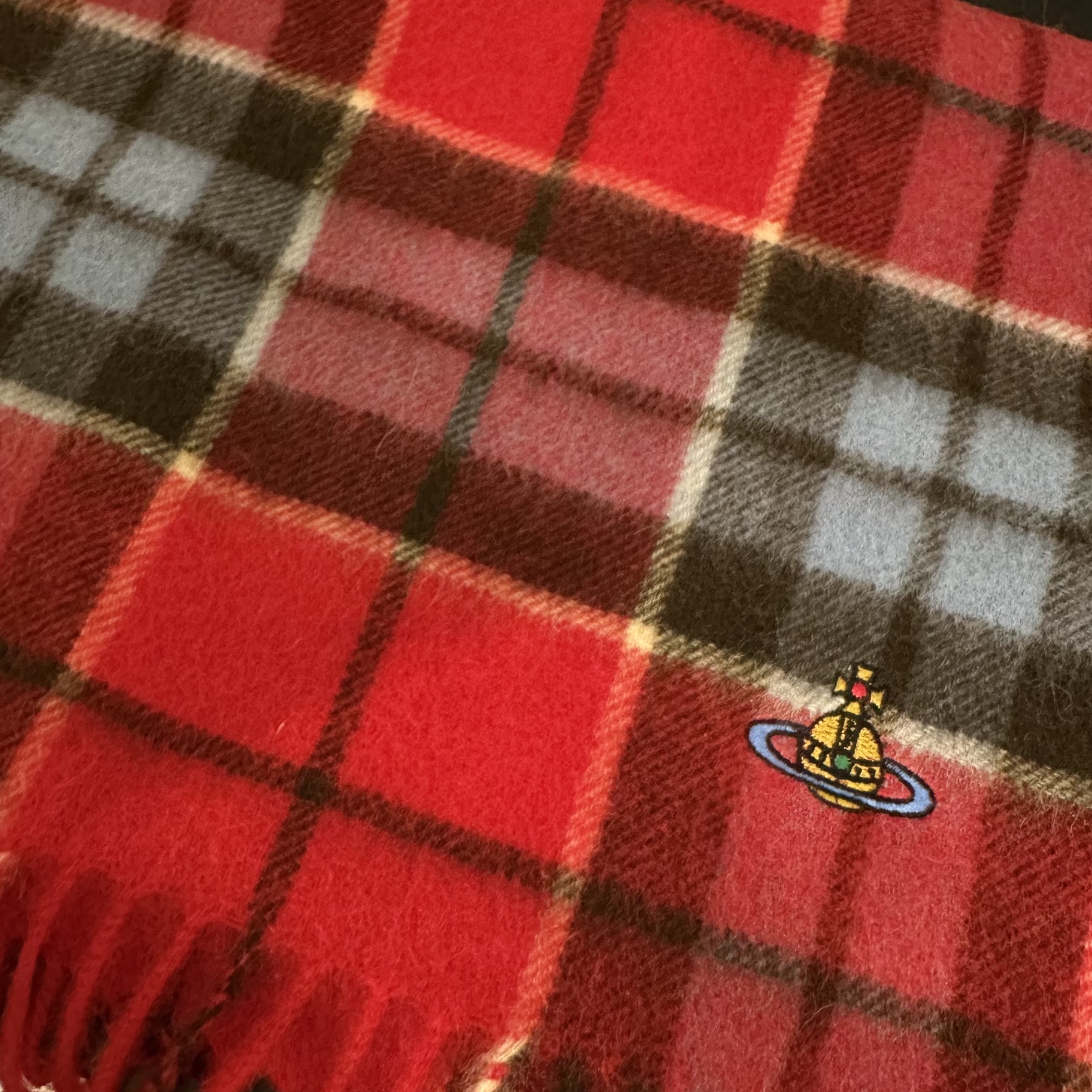Vivienne Westwood Tartan Cashmere Muffler Red 착용 스타일