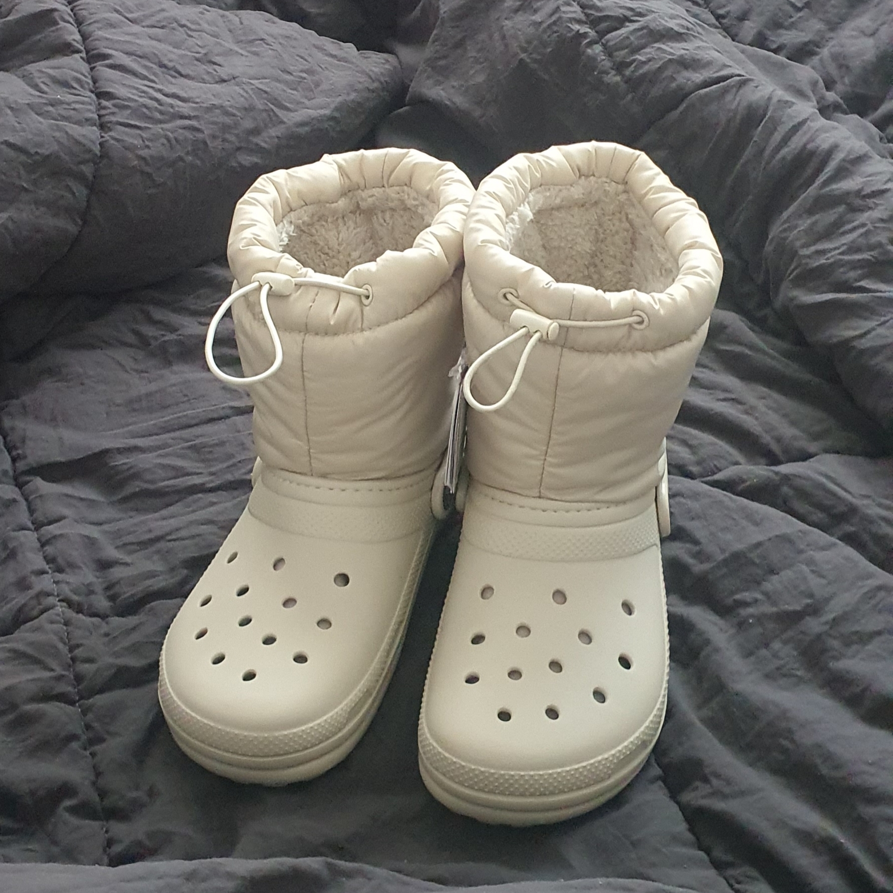 (Kids) Crocs Classic Lined Neo Puff Boot Bone 착용 스타일