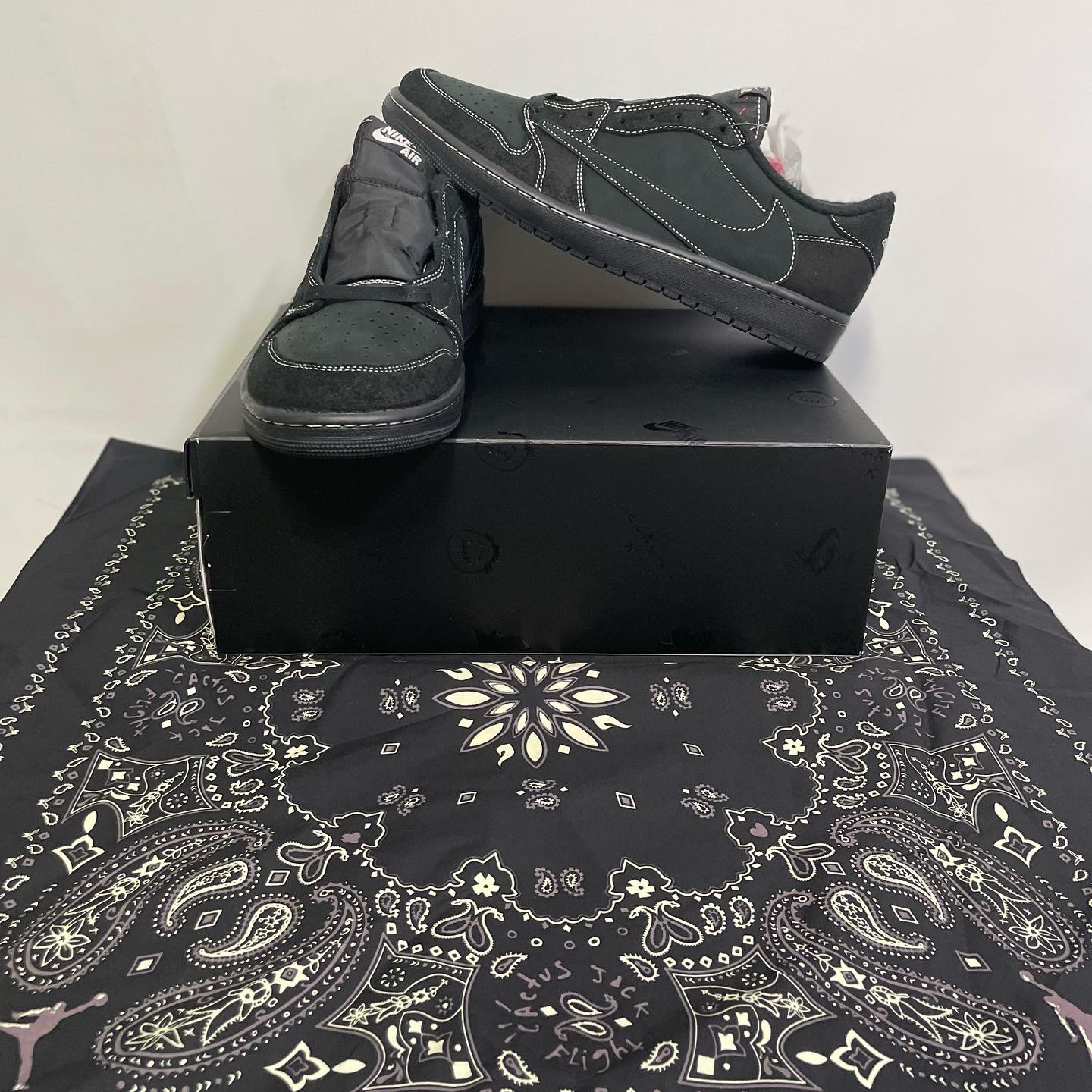 Jordan 1 x Travis Scott Retro Low OG SP Black Phantom 착용 스타일 - 3