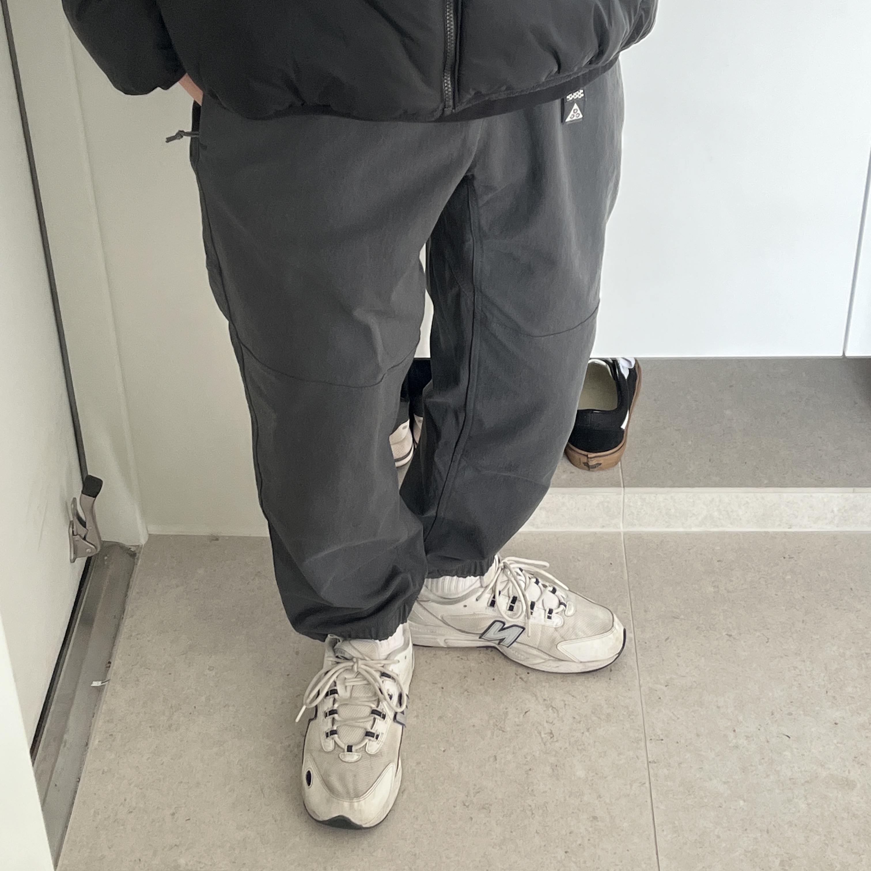 Nike ACG Trail Pants Dark Smoke Grey - Asia 착용 스타일 - 2