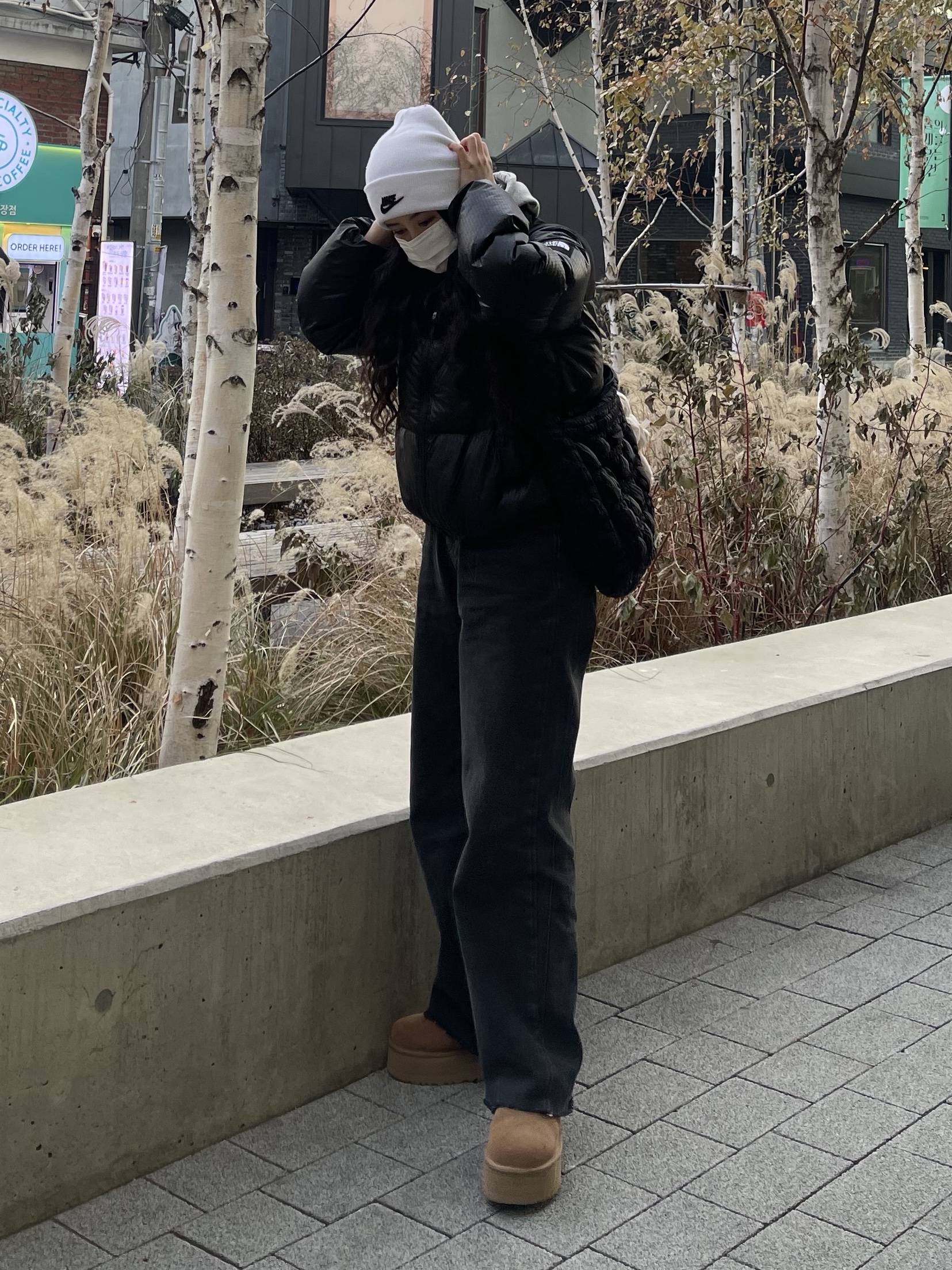 (W) UGG Classic Ultra Mini Braid Plat Chestnut, (W) The North Face White Label Novelty Nuptse Down Jacket Black 착용 스타일 - 3