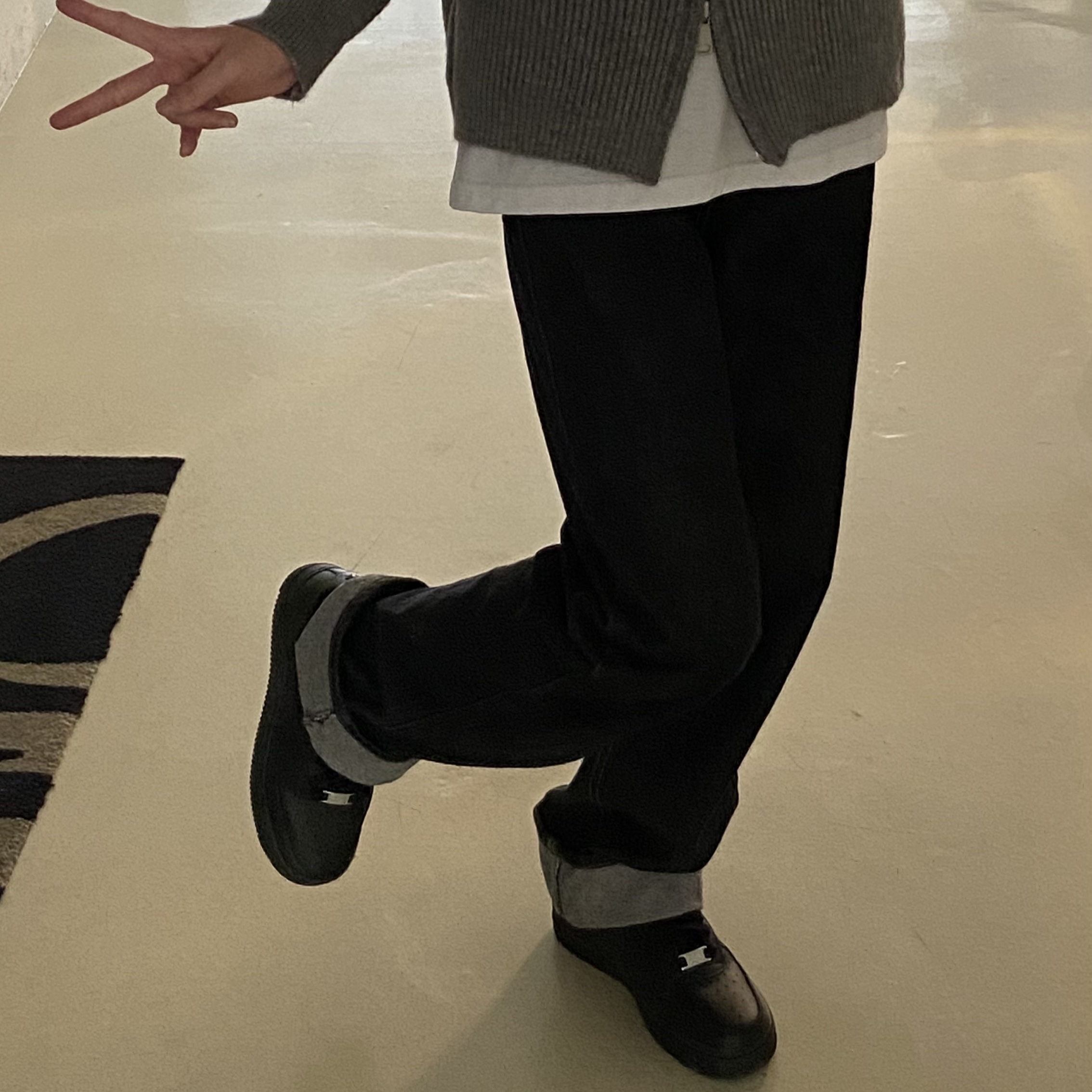 Nike Air Force 1 '07 Low Triple Black 착용 스타일 - 2