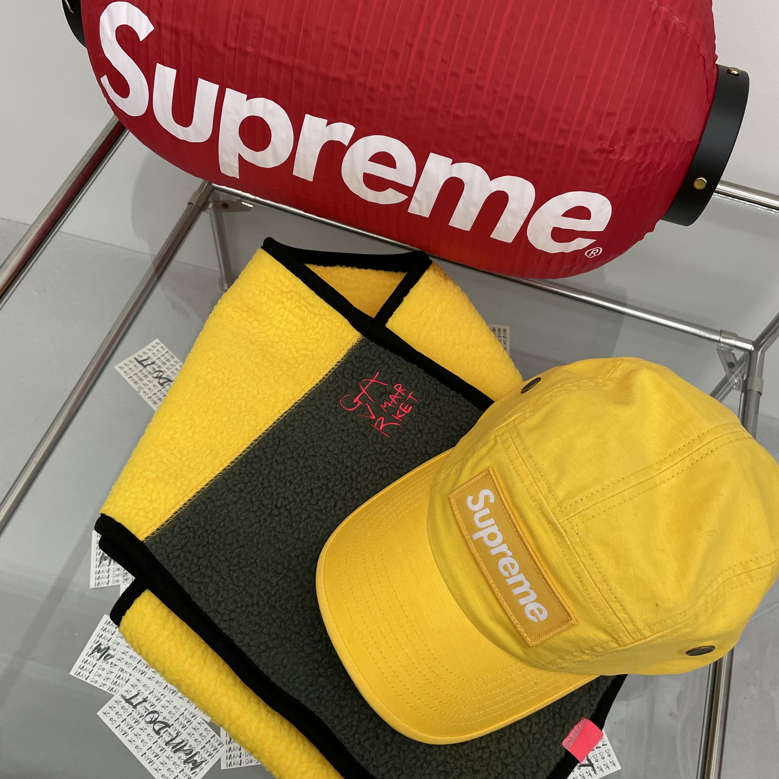 Supreme Hanging Lantern Red - 19FW, Supreme Military Camp Cap Yellow - 22FW 착용 스타일