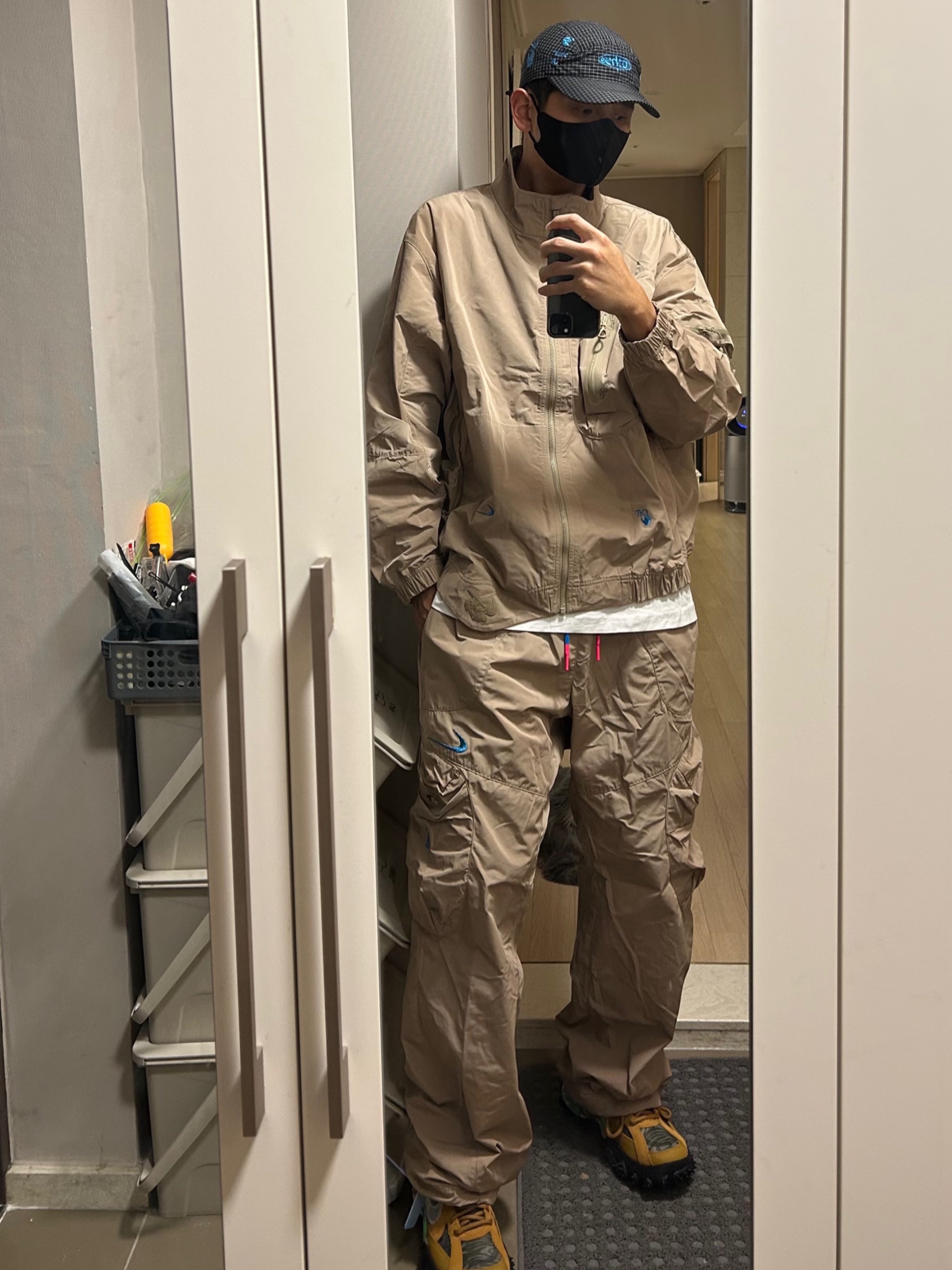 Nike x Off-White NRG Track Suit Khaki - Asia, Nike x Off-White NRG Hat Black 착용 스타일 - 1