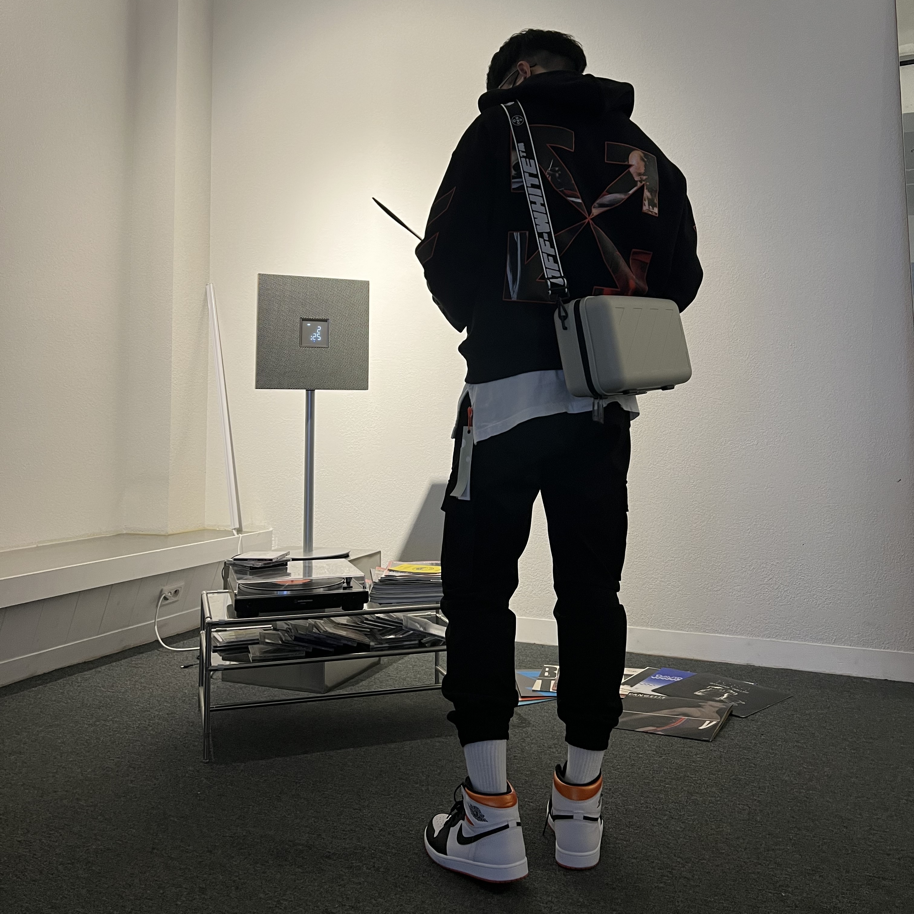 Jordan 1 Retro High OG Electro Orange, Off-White x Amore Pacific Protection Box (Without Cosmetics) 착용 스타일