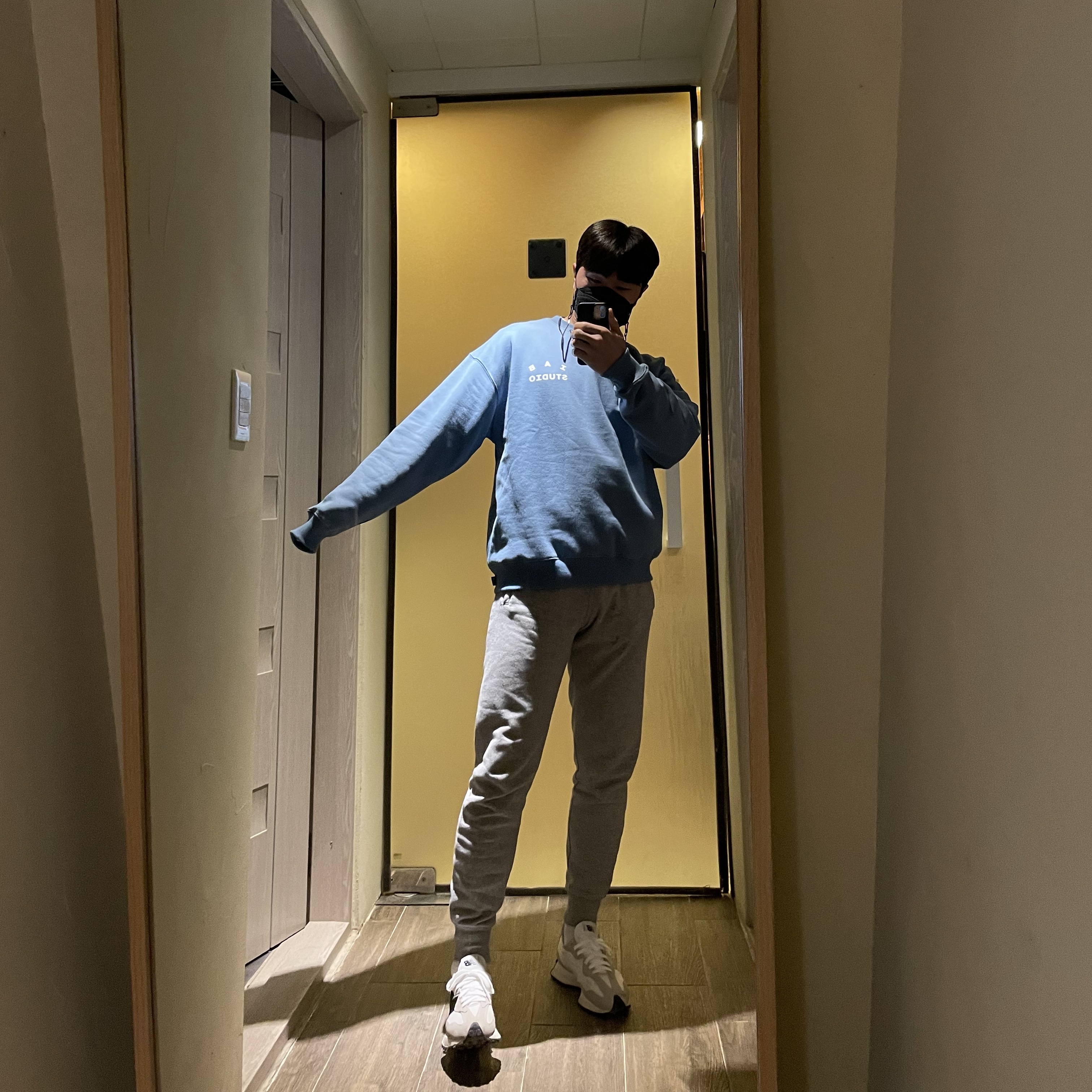 IAB Studio Crewneck Sky Blue 착용 스타일