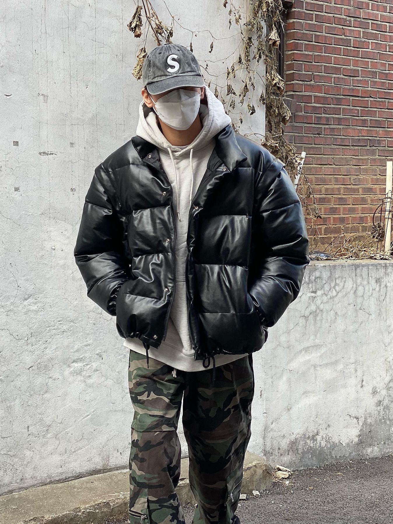 Adidas Yeezy Boost 700 V2 Static 2018, Supreme Pigment Print S Logo 6-Panel Black - 20SS 착용 스타일 - 3