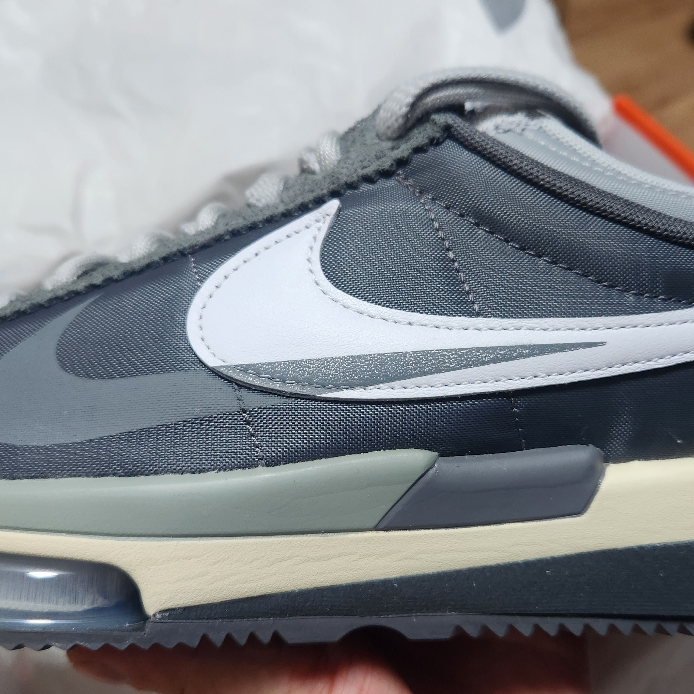 Nike x Sacai Zoom Cortez SP Iron Grey 착용 스타일 - 2