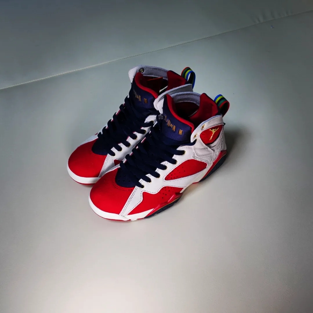 Jordan 7 x Trophy Room Retro SP True Red and Obsidian 착용 스타일 - 1