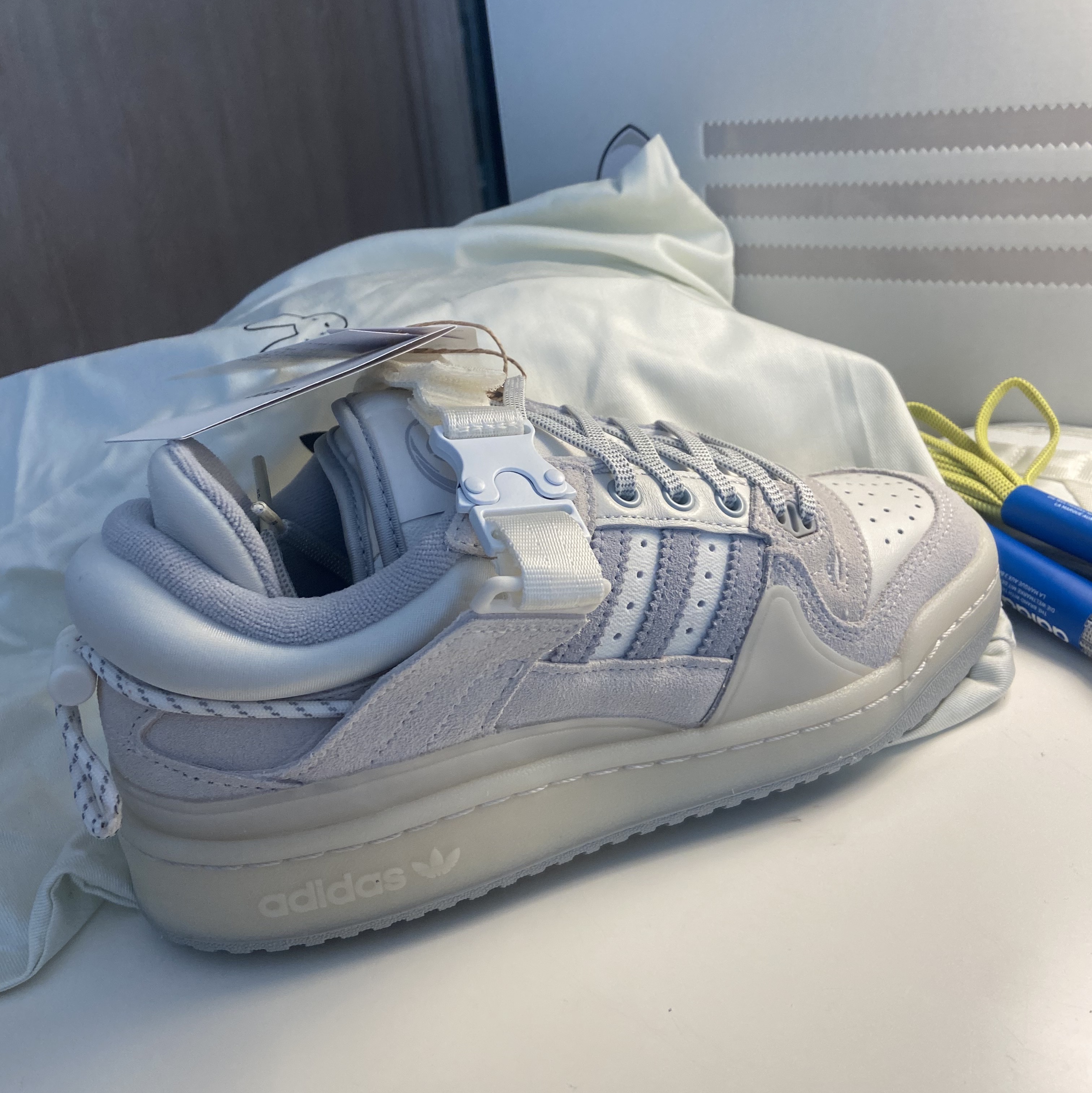 Adidas x Bad Bunny Forum Low Cloud White Clear Onix 착용 스타일