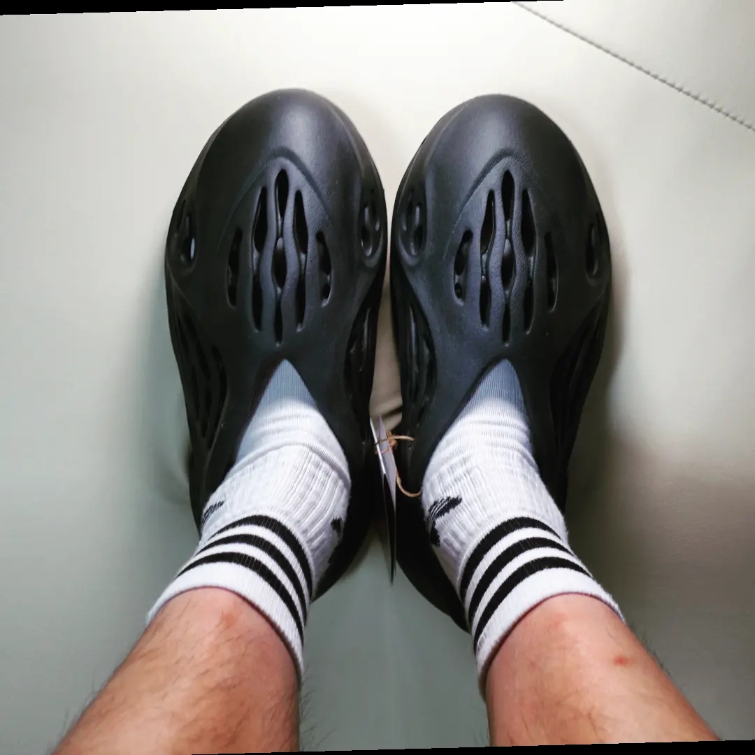 Adidas Yeezy Foam RNNR Onyx 착용 스타일 - 3