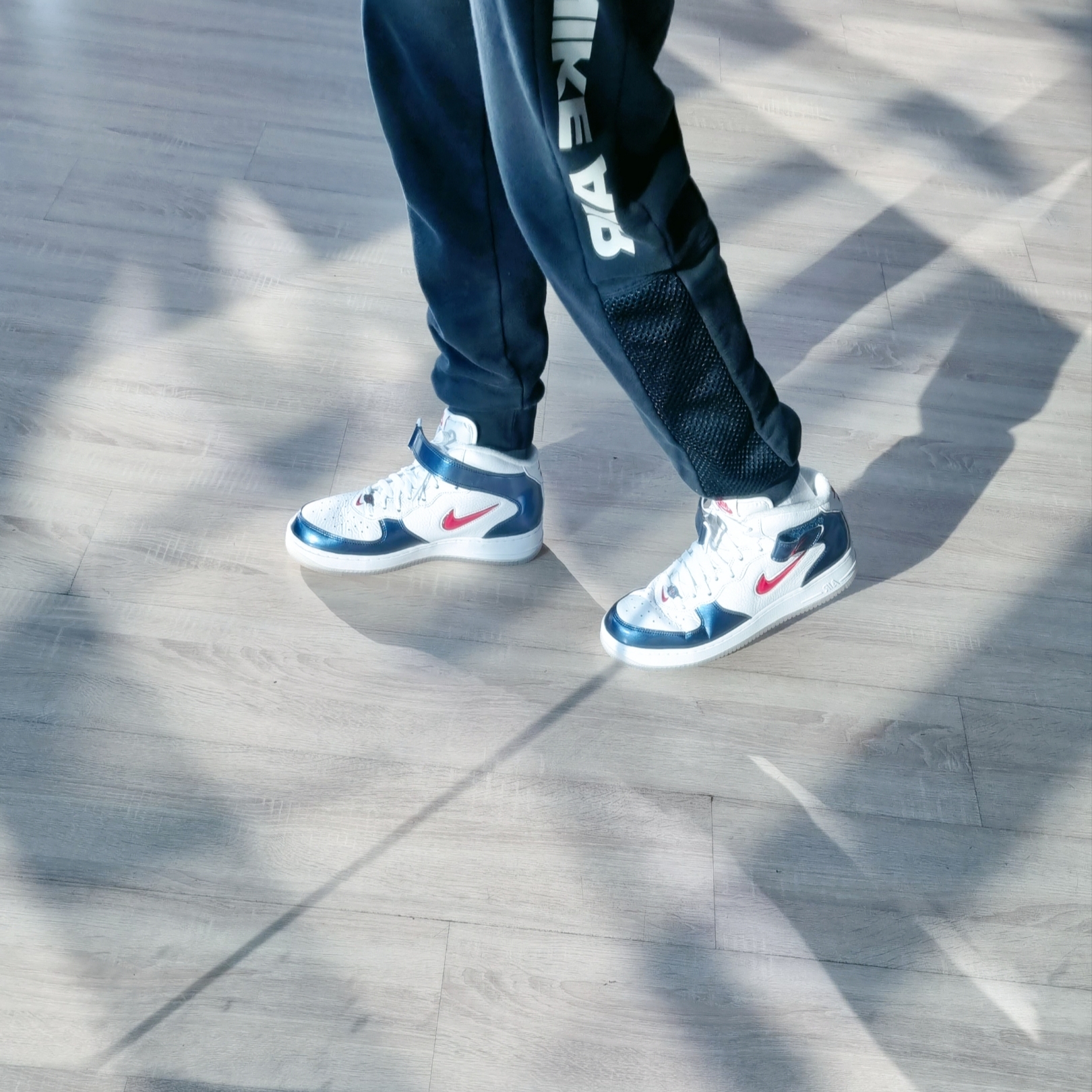 Nike Air Force 1 Mid QS University Red and Midnight Navy 착용 스타일