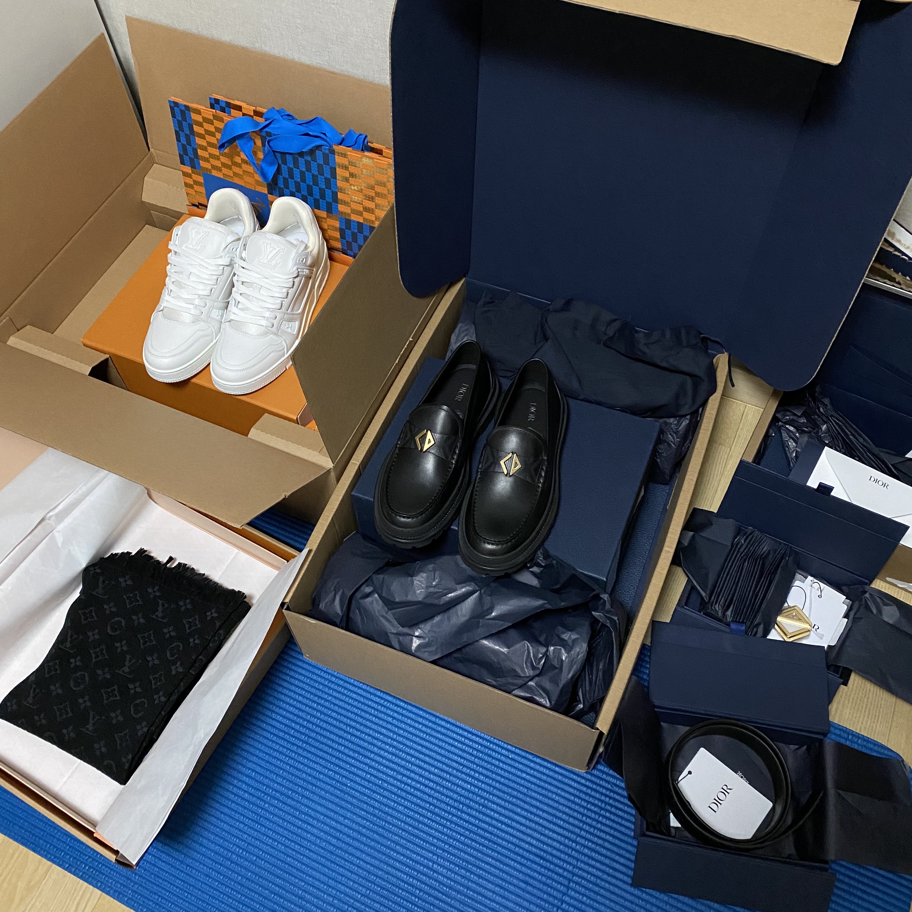 Louis Vuitton LV Trainer Sneakers Triple White, Louis Vuitton Monogram Classic Muffler Black 착용 스타일 - 1