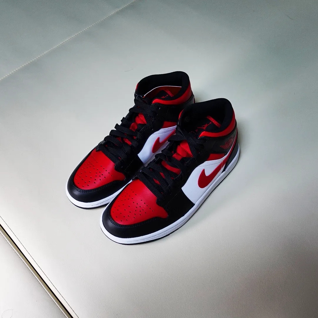 Jordan 1 Mid Black Fire Red 착용 스타일 - 1