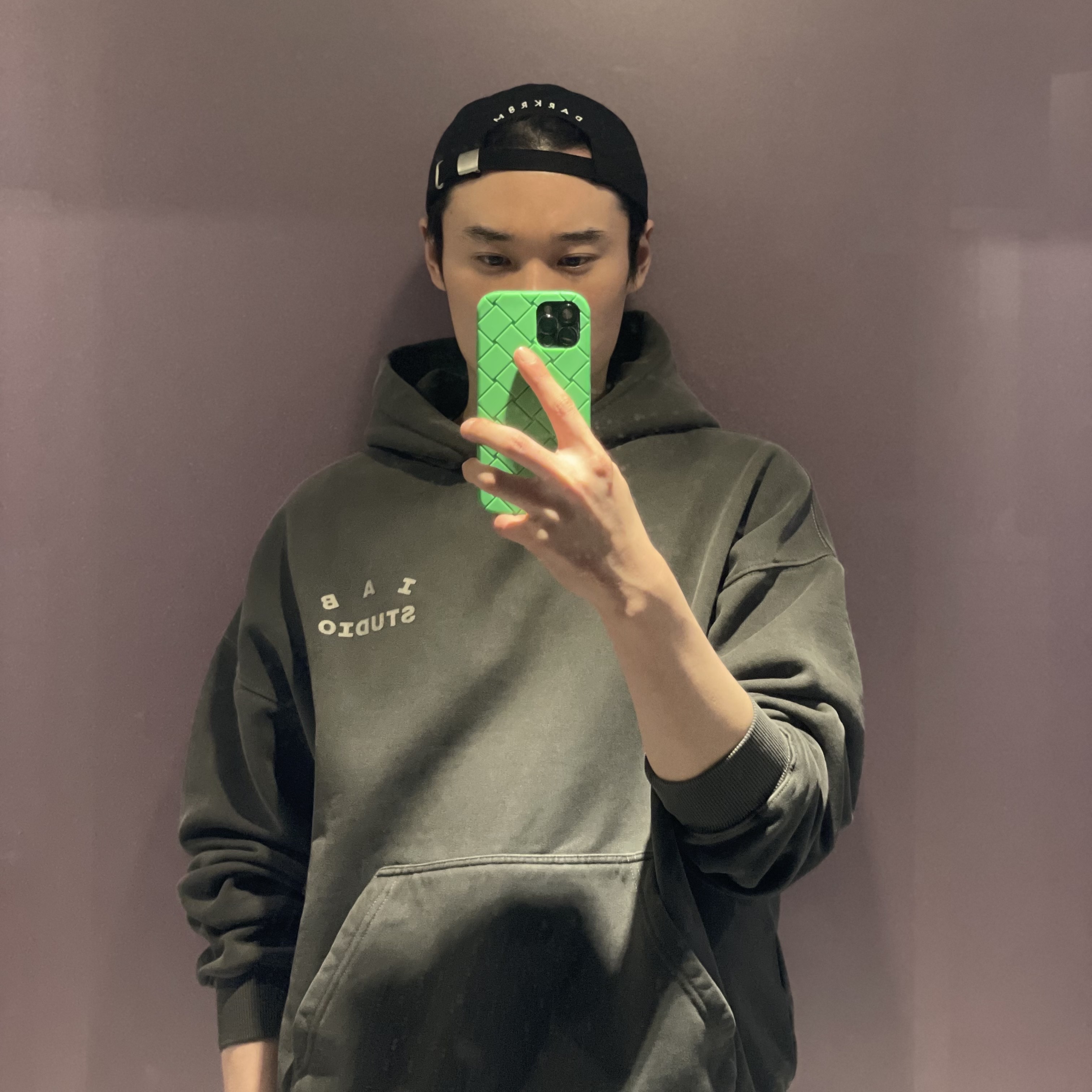 Darkr8m Studio White Logo Cap, Darkr8m Studio Silver Logo Cap 착용 스타일
