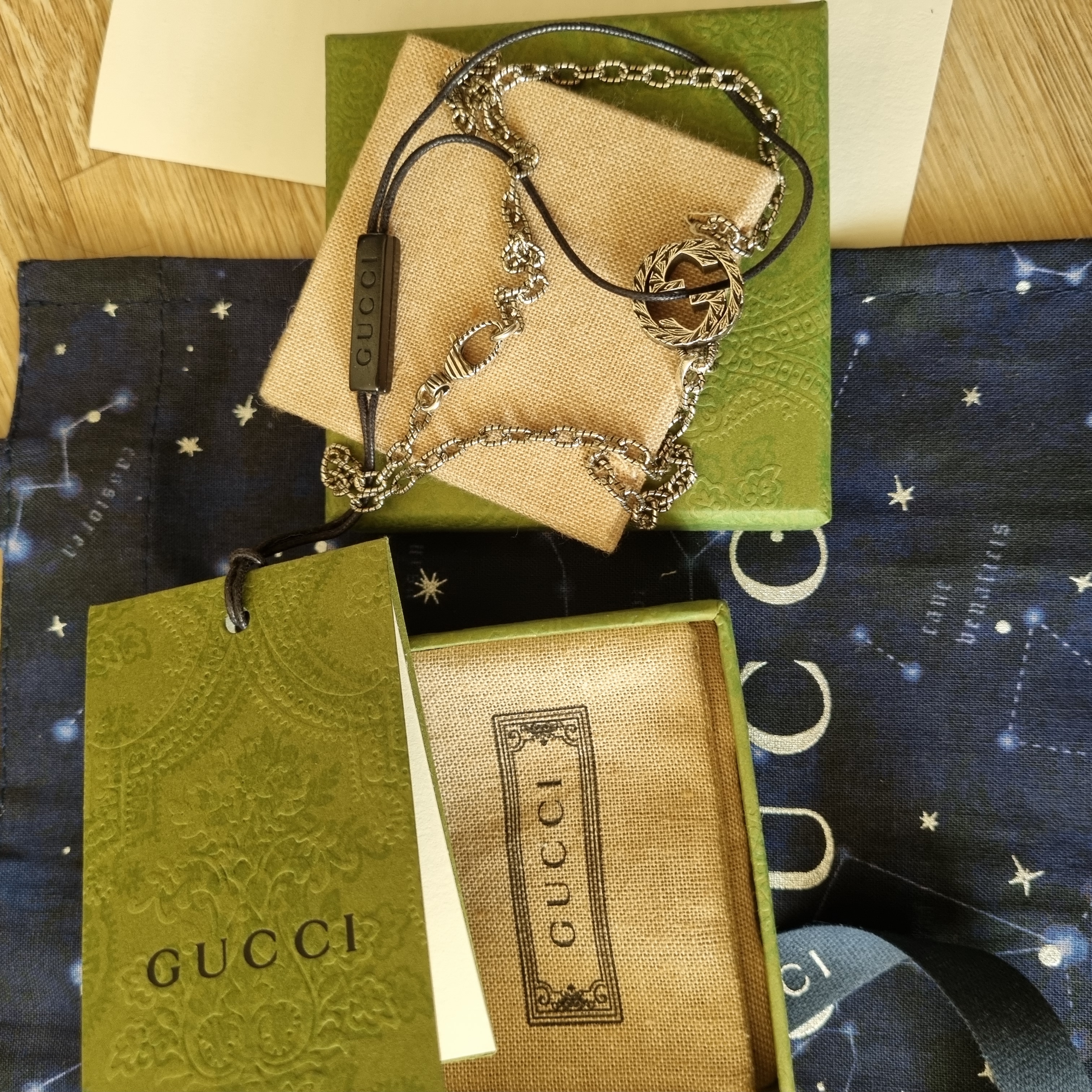 Gucci Interlocking G Pendant Necklace Silver 착용 스타일 - 2