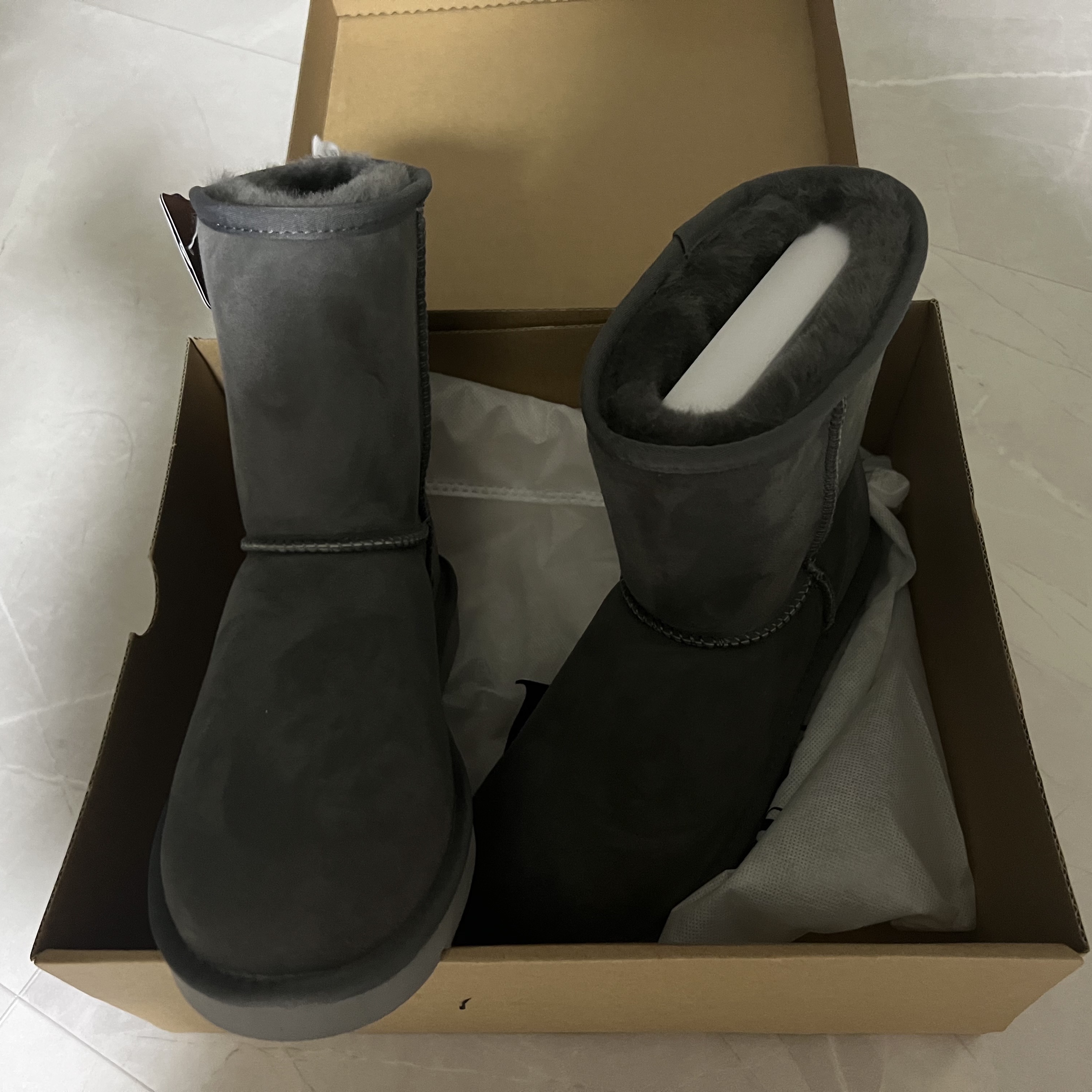 (W) UGG Classic Short II Boots Grey 착용 스타일