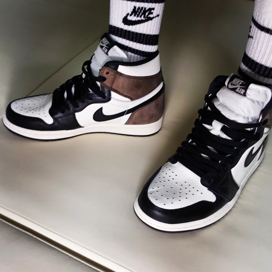 Jordan 1 Retro High OG Black Mocha 착용 스타일 - 4