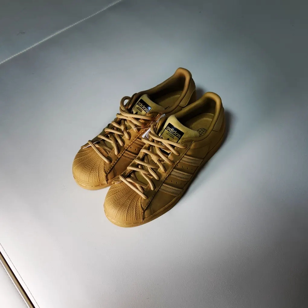 Adidas Superstar Golden Beige 착용 스타일 - 1