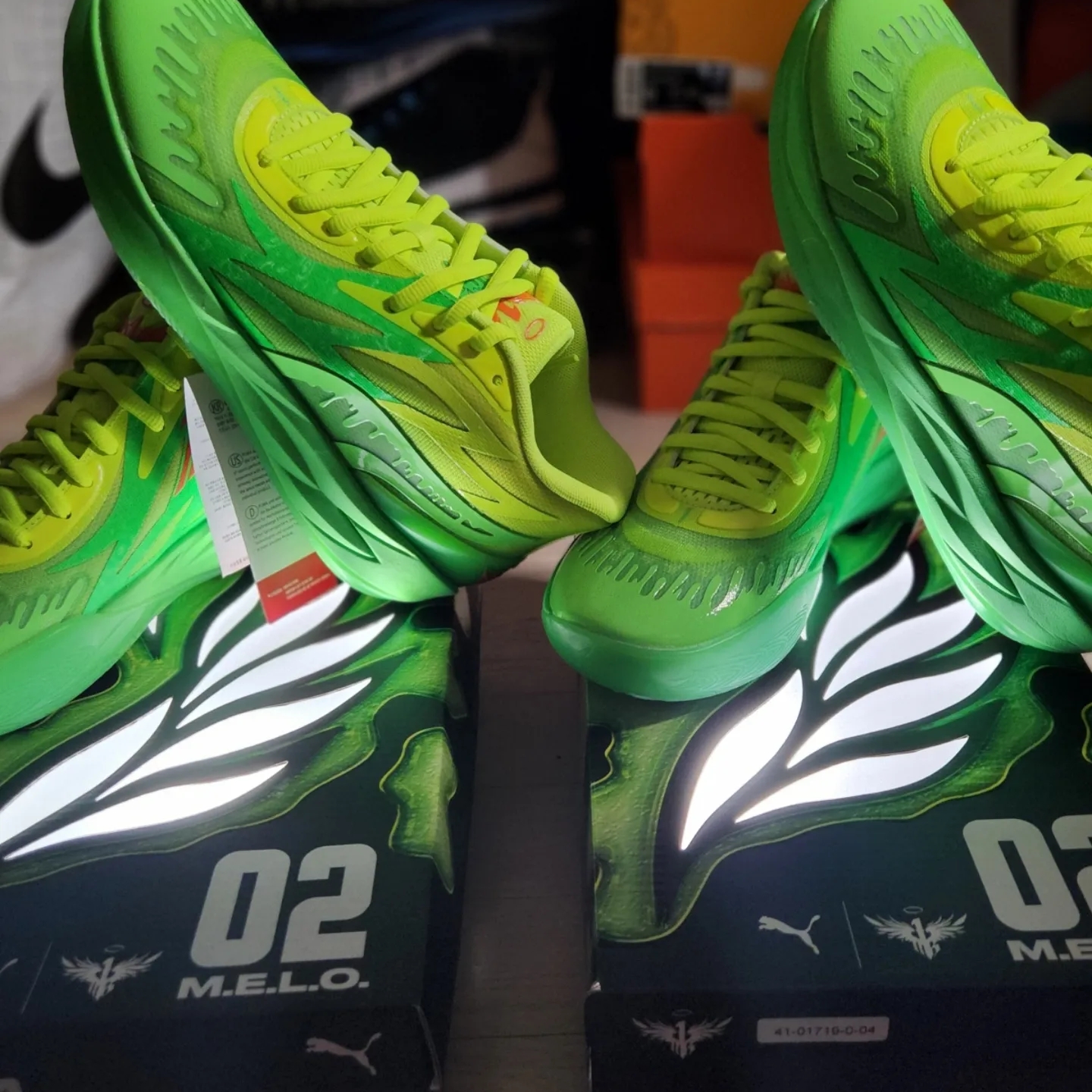 Puma MB.02 Lamelo Ball Fluro Green Lime Squeeze, Puma MB.02 Lamelo Ball Black Blue Atoll 착용 스타일 - 1