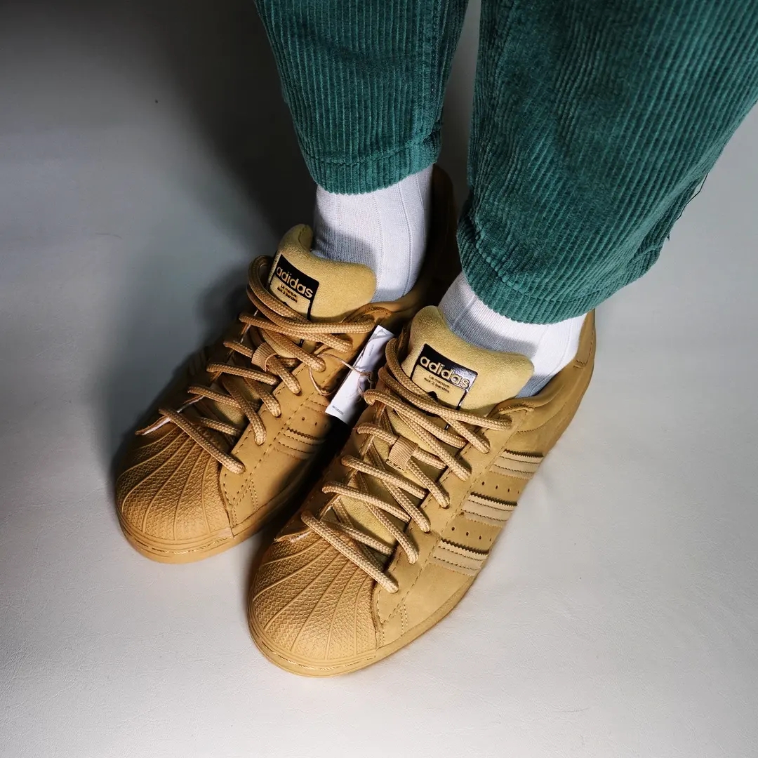 Adidas Superstar Golden Beige 착용 스타일 - 2
