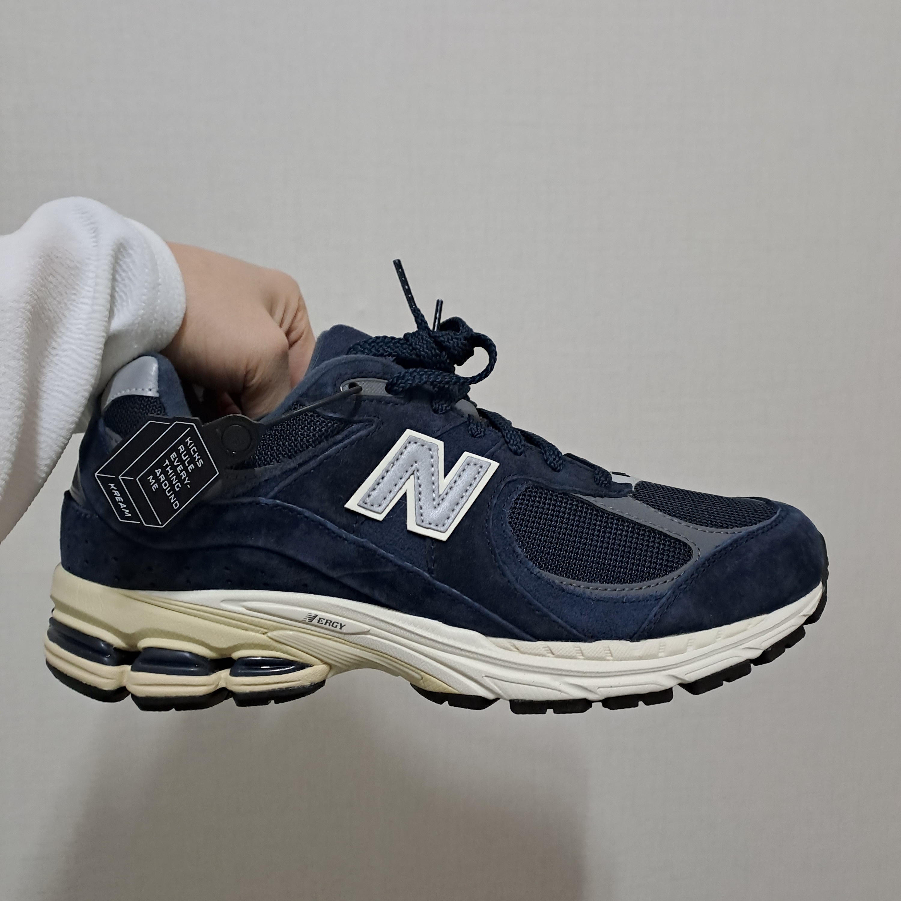 New Balance 2002R Eclipse Castlerock 착용 스타일 - 1
