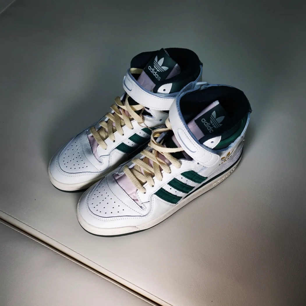 Adidas Forum 84 High Off White Team Dark Green 착용 스타일 - 1