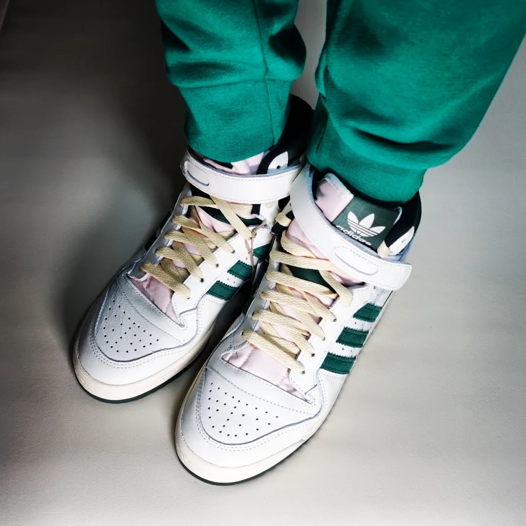 Adidas Forum 84 High Off White Team Dark Green 착용 스타일 - 2