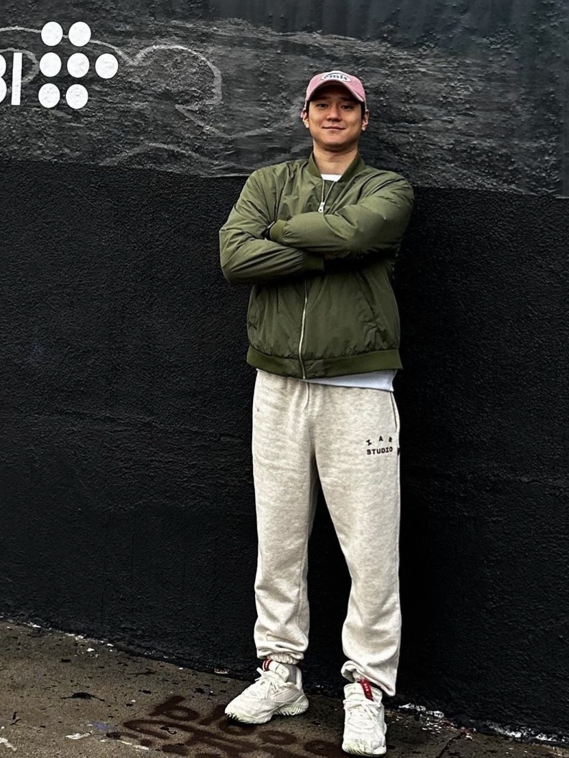IAB Studio Sweatpants Oatmeal Burgundy - 22SS 착용 스타일 - 1