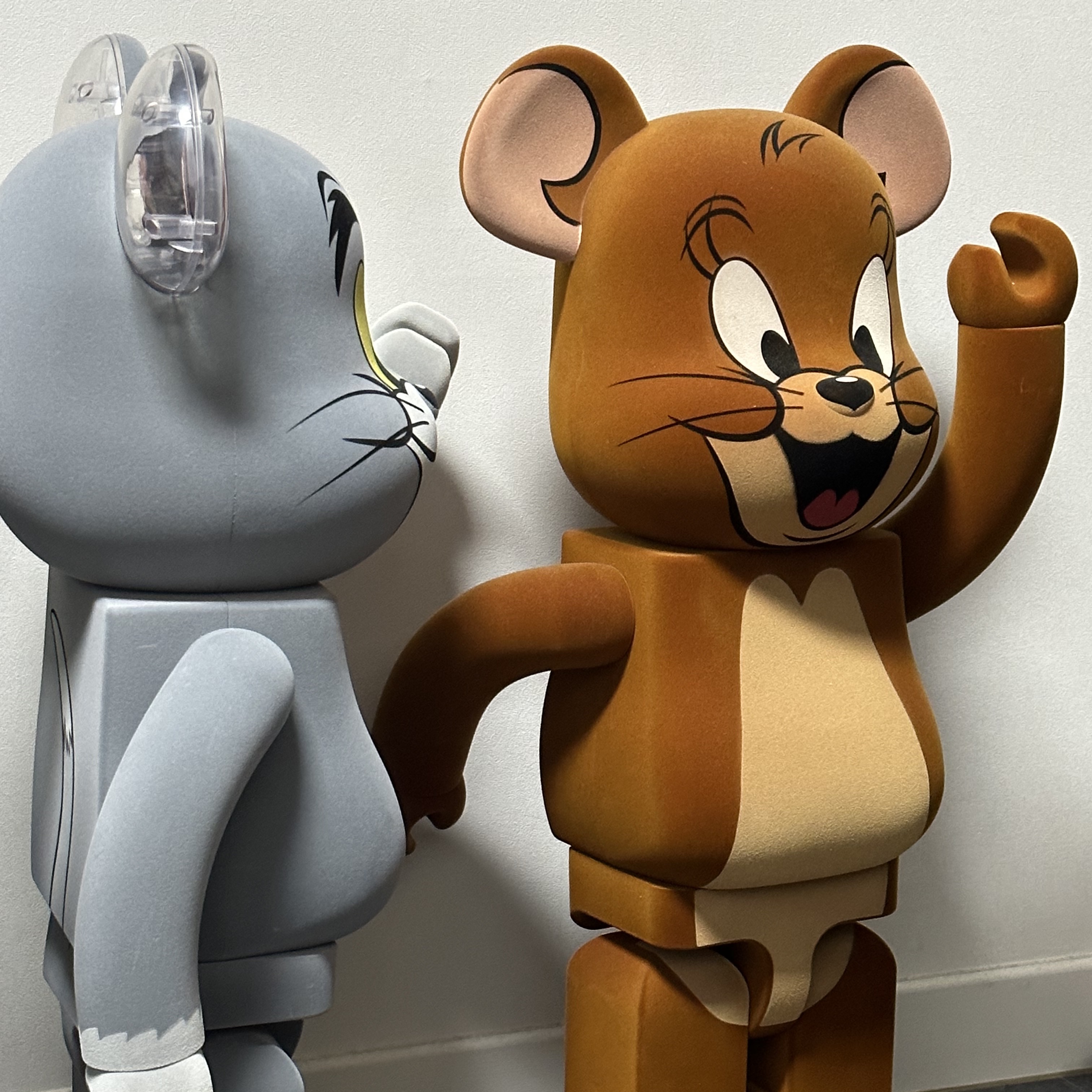 Bearbrick Tom & Jerry Jerry Flocky Ver. 1000%, Bearbrick Tom & Jerry Tom Flocky Ver. 1000% 착용 스타일