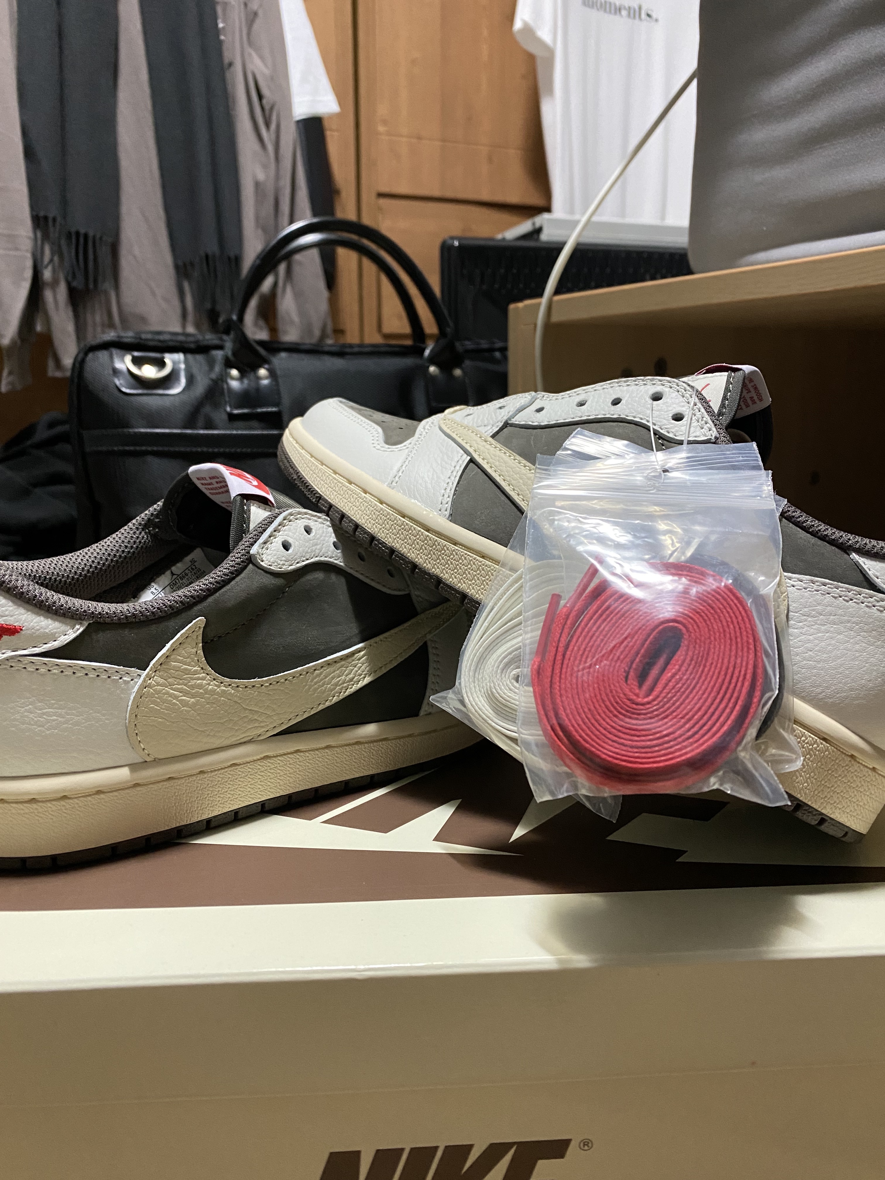 Jordan 1 x Travis Scott Retro Low OG SP Sail and Ridgerock, Nike x Sacai Zoom Cortez SP Iron Grey 착용 스타일 - 1