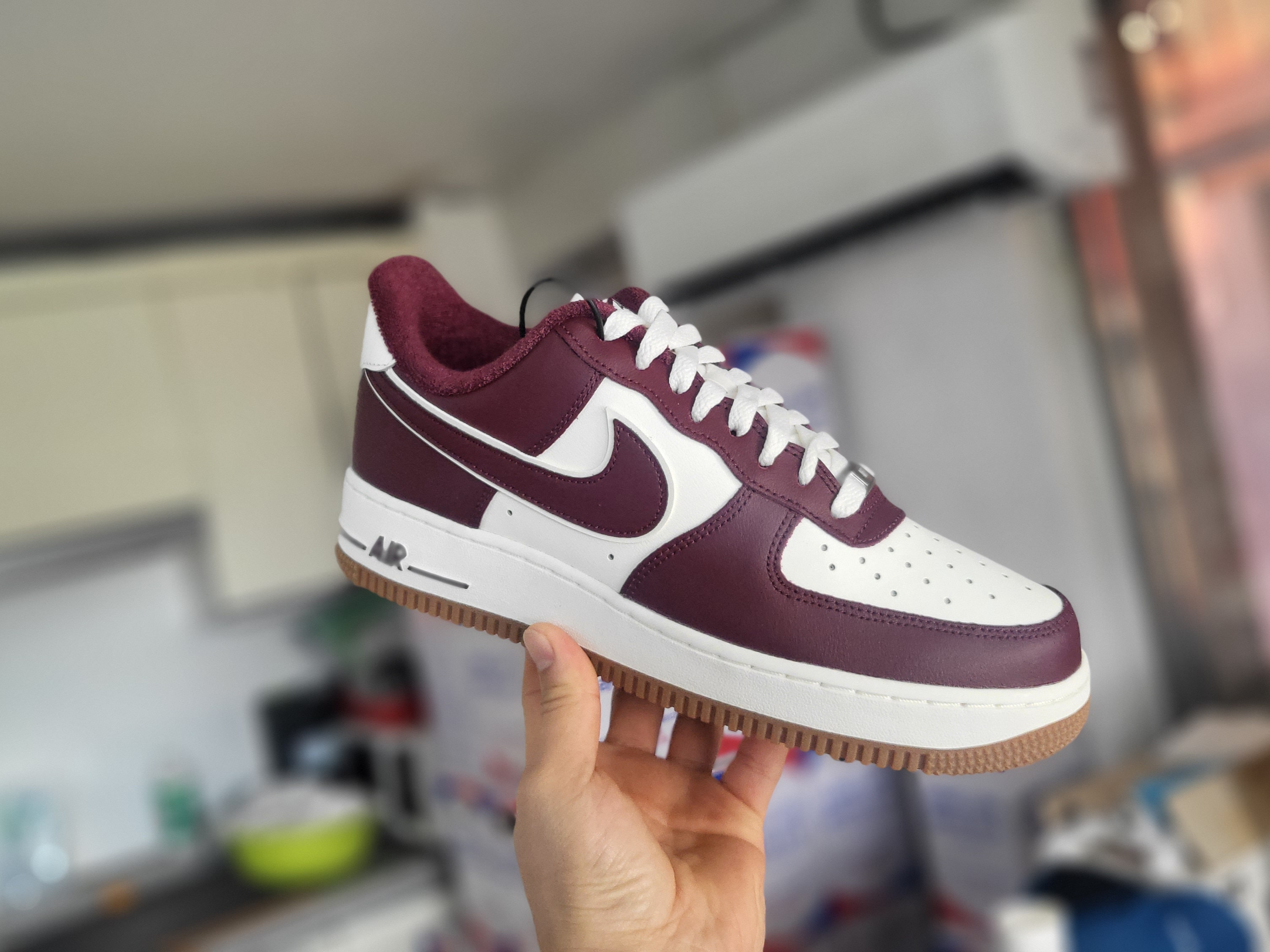 Nike Air Force 1 '07 LV8 Night Maroon 착용 스타일
