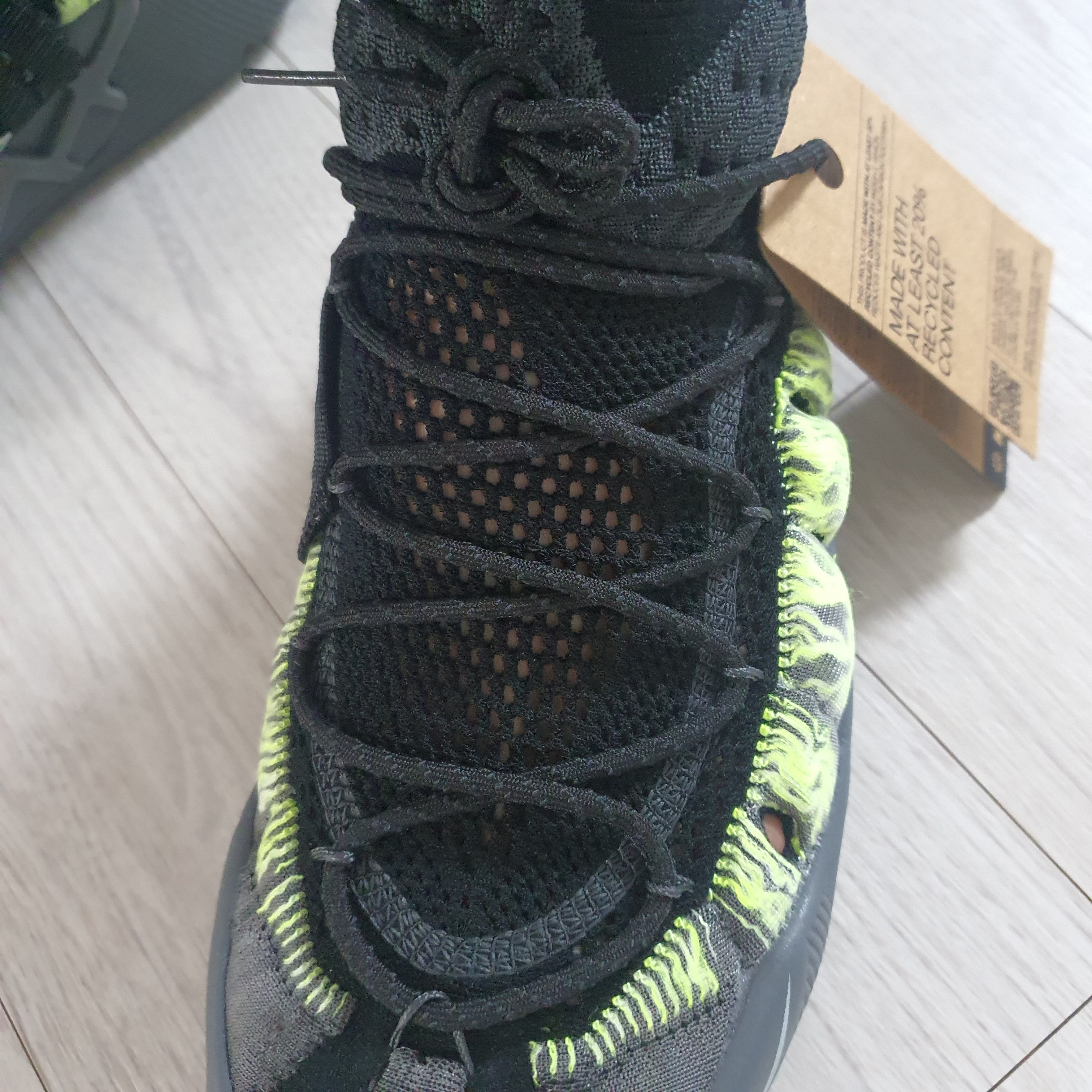 Nike ISPA Sense Flyknit Black and Smoke Grey 착용 스타일 - 3