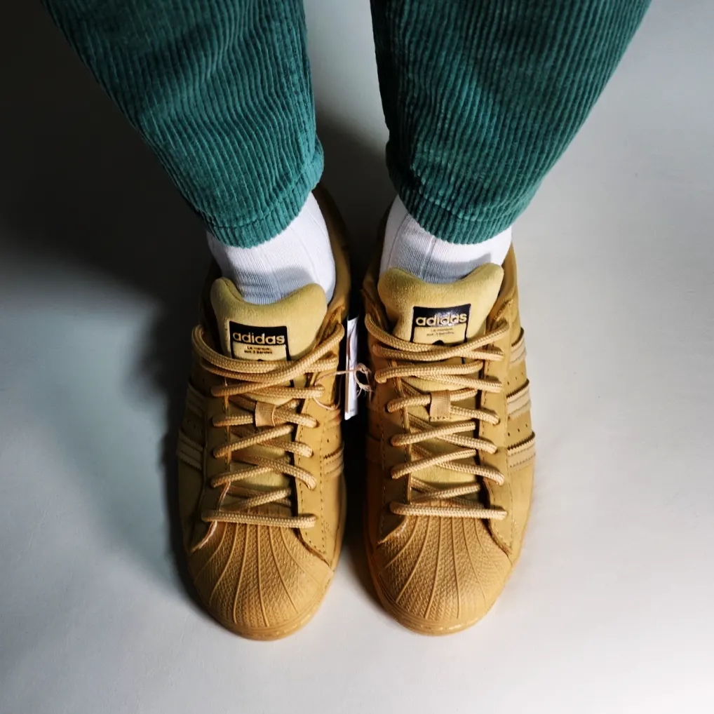 Adidas Superstar Golden Beige 착용 스타일 - 3