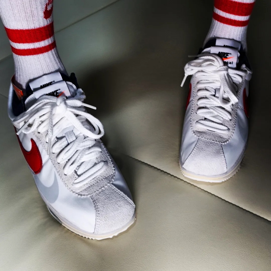Nike x Sacai Zoom Cortez SP White and University Red 착용 스타일 - 3