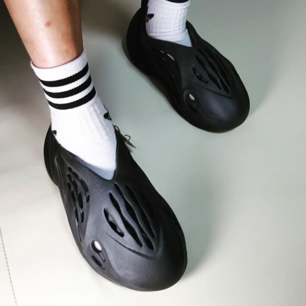 Adidas Yeezy Foam RNNR Onyx 착용 스타일 - 4