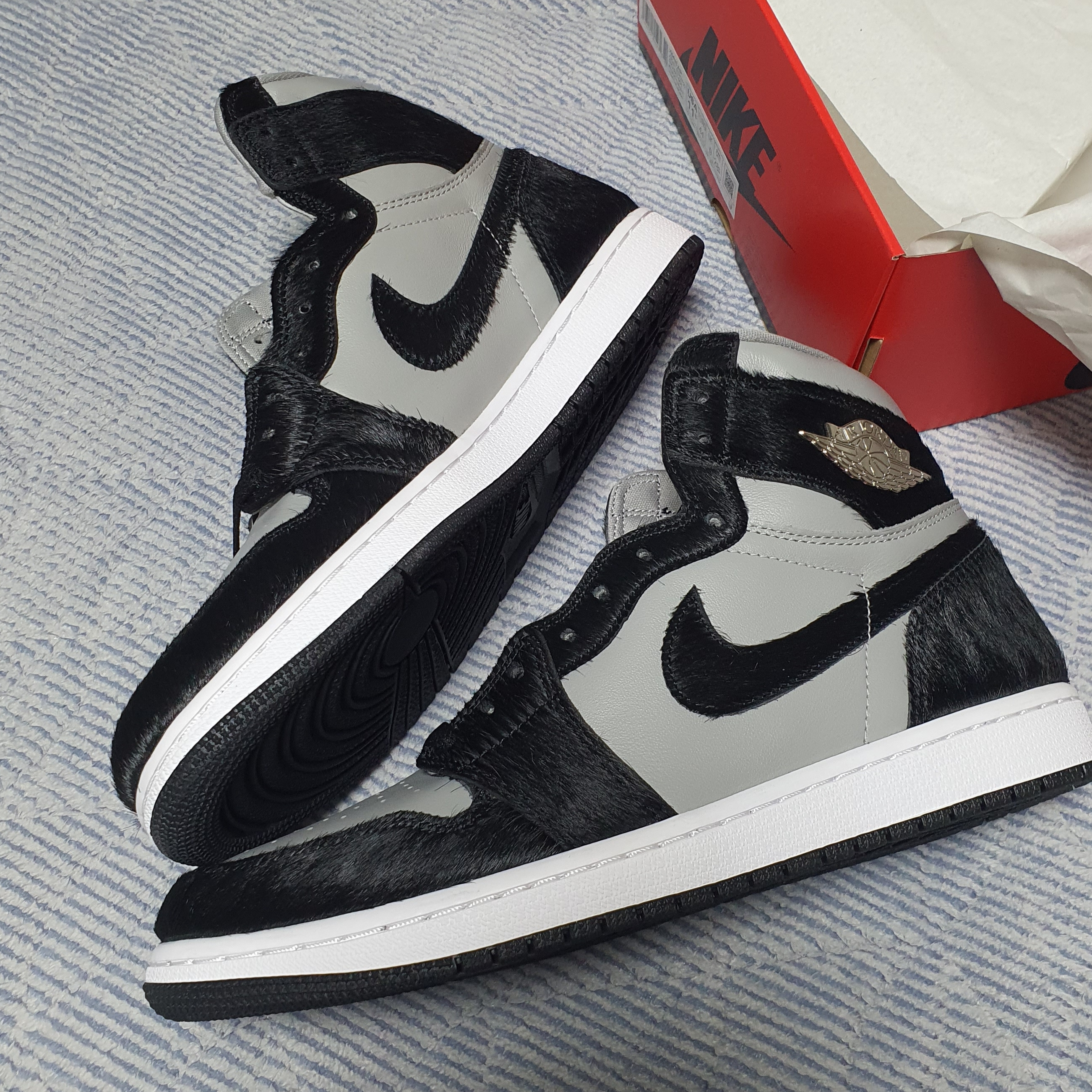 (W) Jordan 1 Retro High OG Medium Grey 착용 스타일 - 1