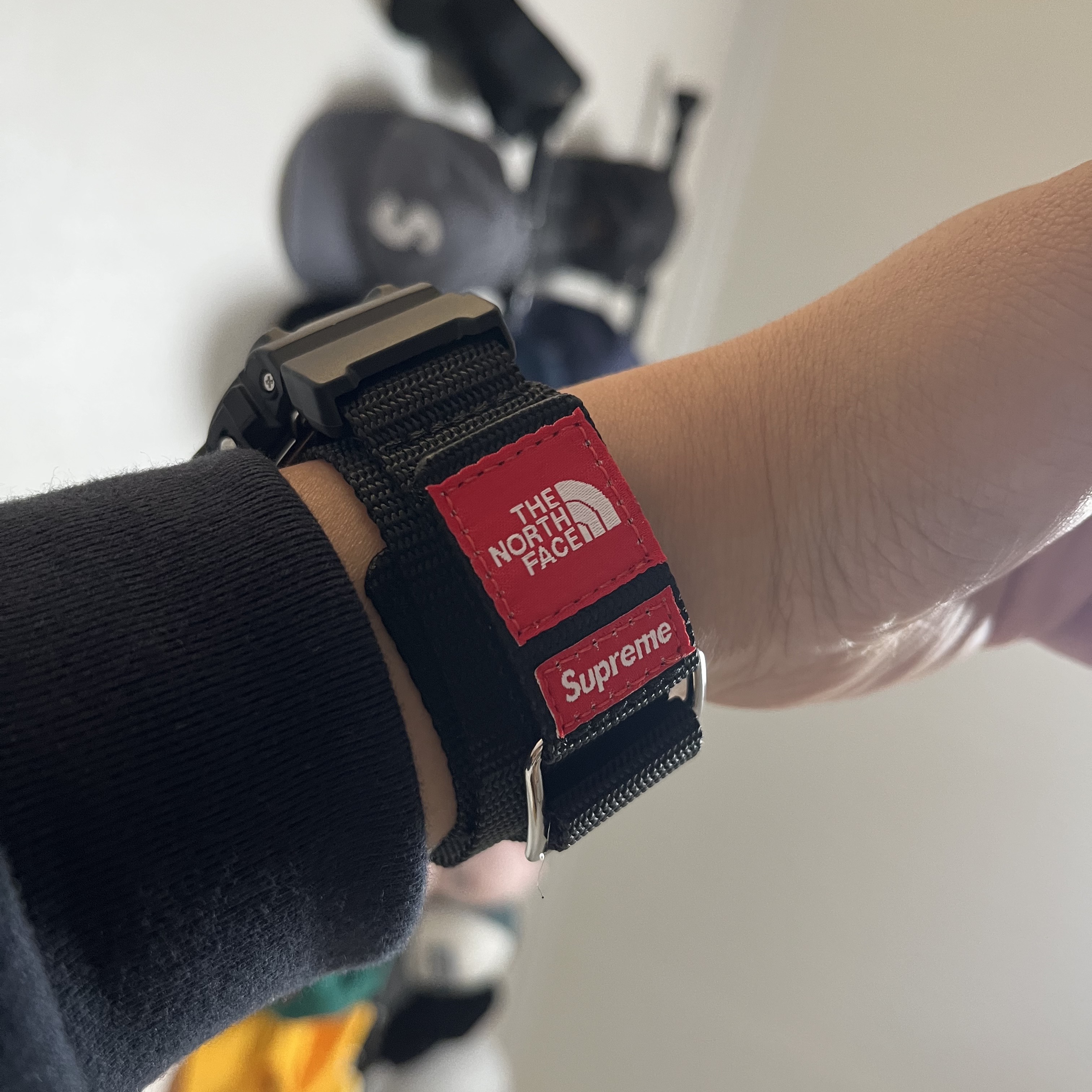 Casio G-Shock x Supreme x The North Face DW-6900 Black 착용 스타일 - 2