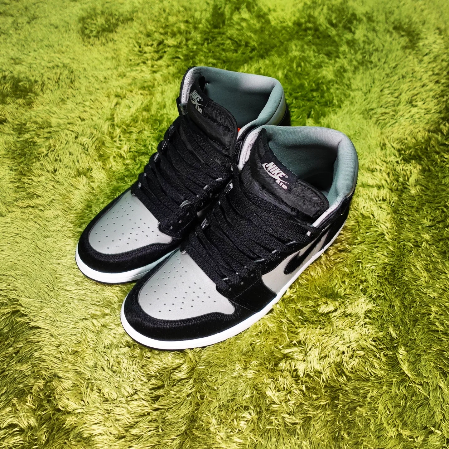 (W) Jordan 1 Retro High OG Medium Grey 착용 스타일 - 1