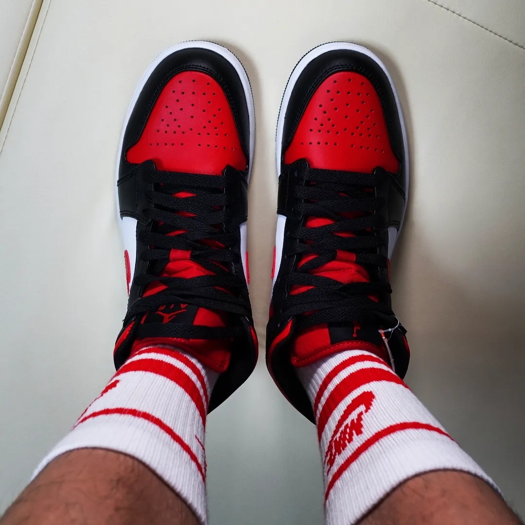 Jordan 1 Mid Black Fire Red 착용 스타일 - 3