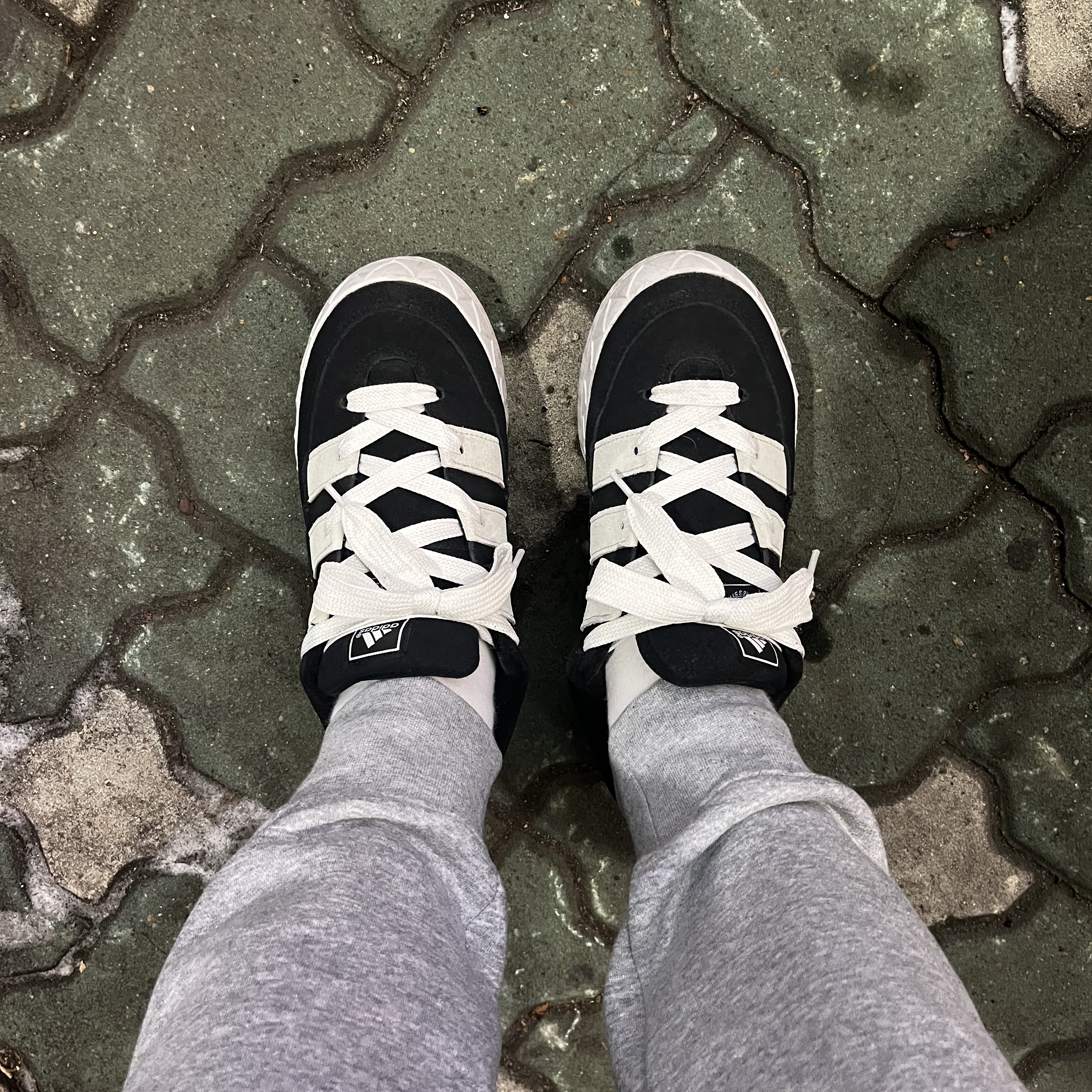 Adidas Adimatic Core Black 착용 스타일 - 2
