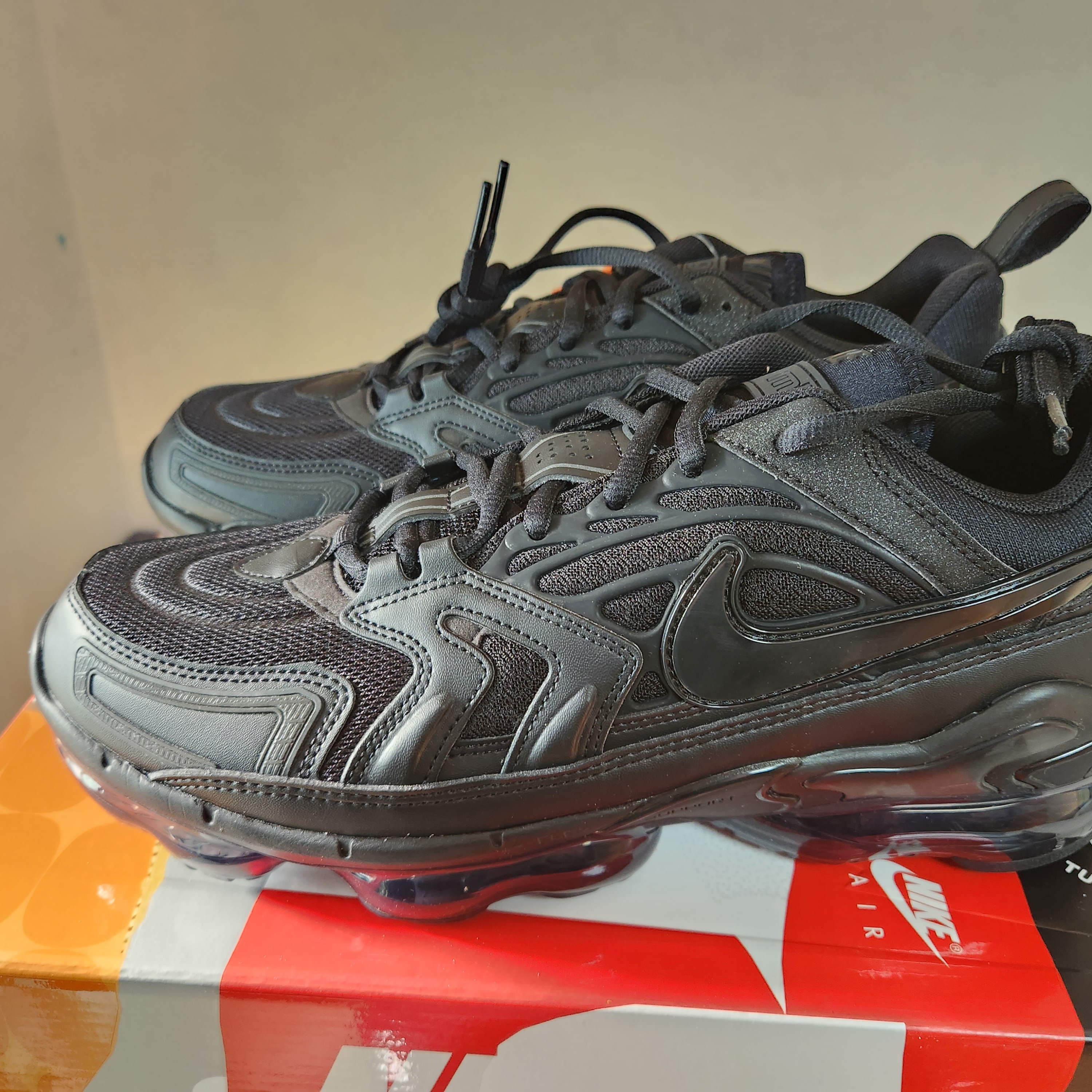 Nike Air VaporMax EVO Triple Black 착용 스타일 - 4