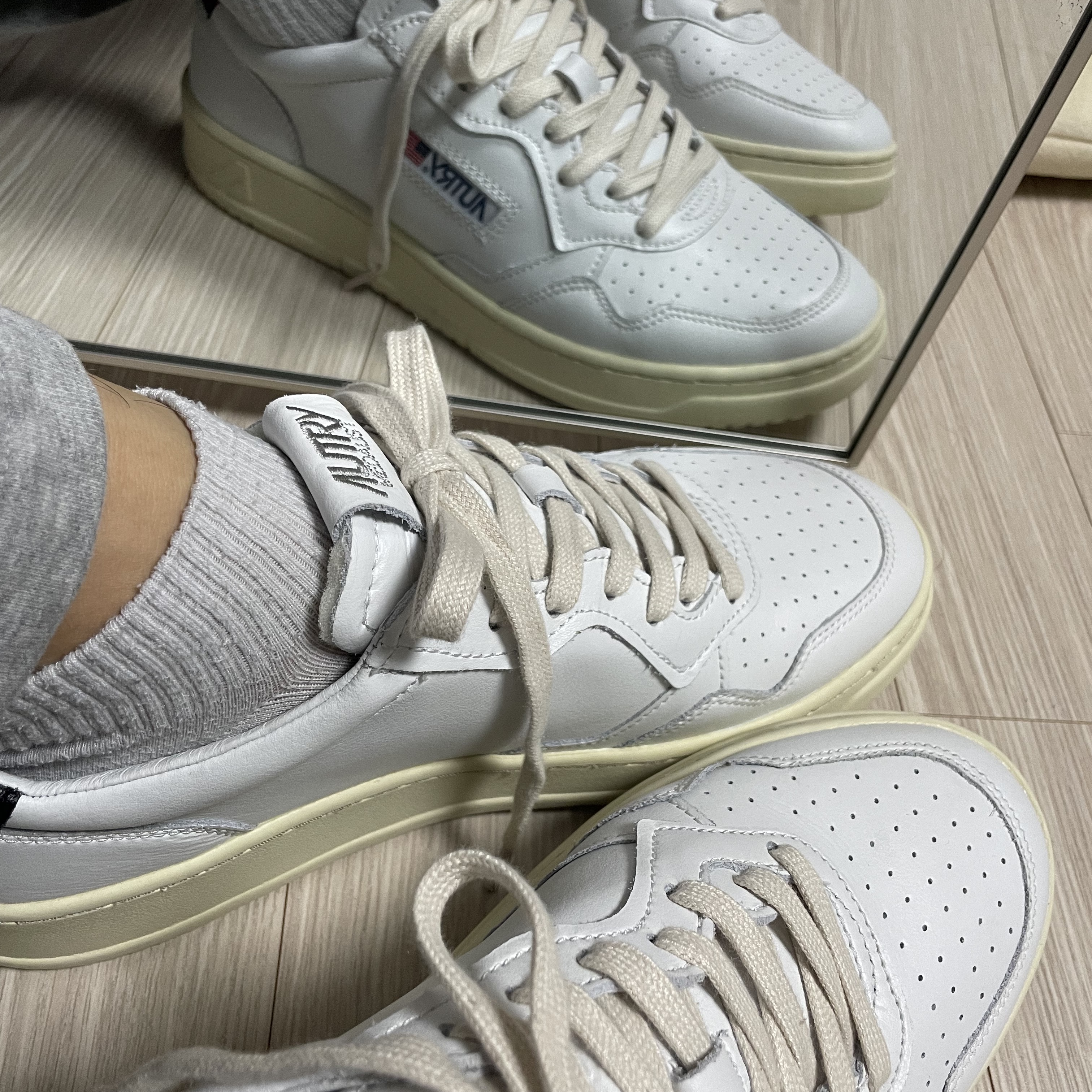 Autry Medalist Low Leather Sneakers White Black 착용 스타일