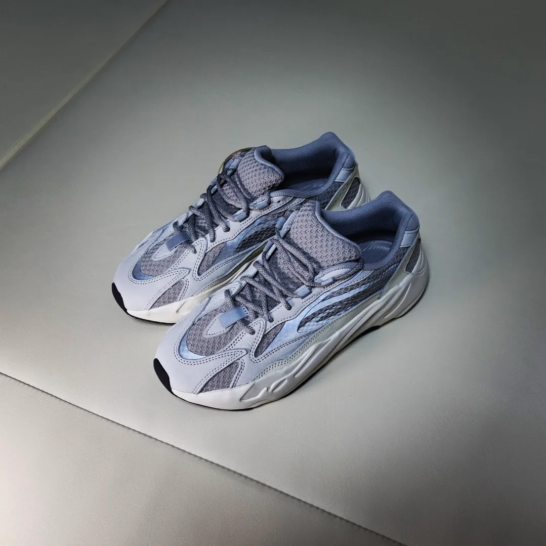 Adidas Yeezy Boost 700 V2 Static 2022 착용 스타일 - 1