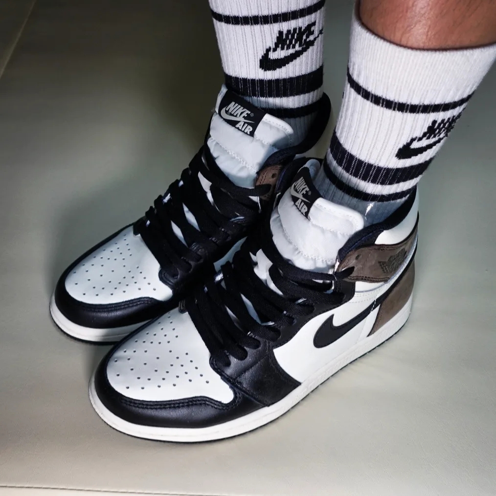 Jordan 1 Retro High OG Black Mocha 착용 스타일 - 2
