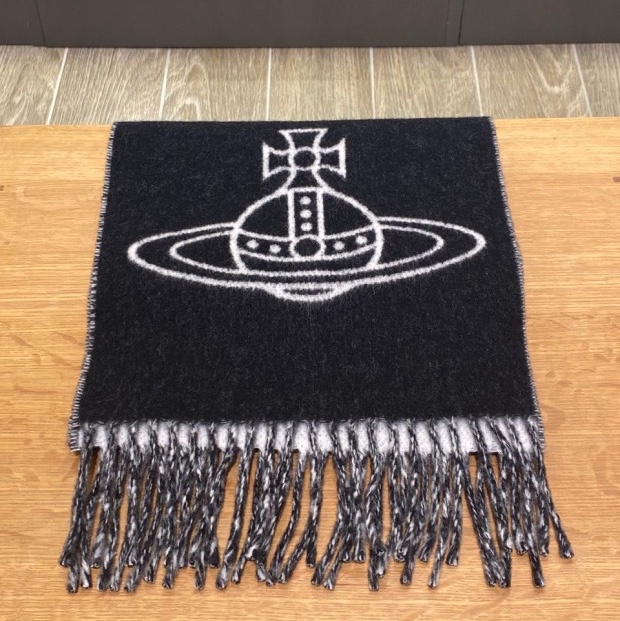 Vivienne Westwood Two Side Single Orb Muffler Black 착용 스타일