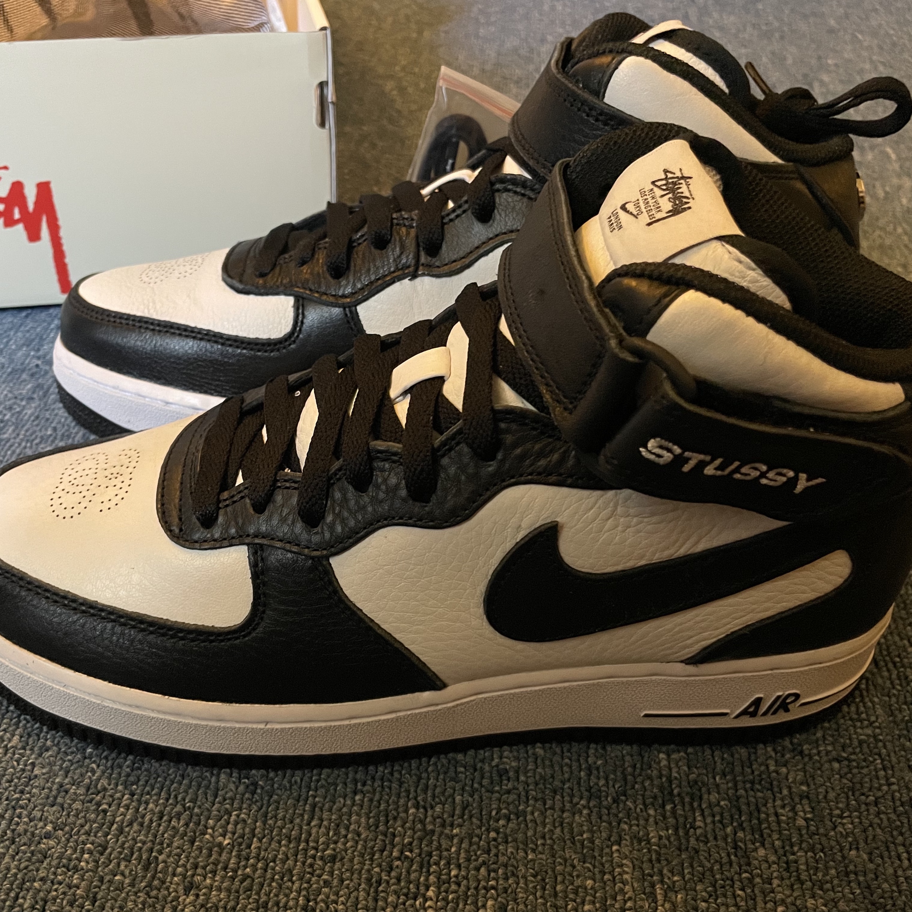 Nike x Stussy Air Force 1 '07 Mid SP Black and Light Bone 착용 스타일 - 3