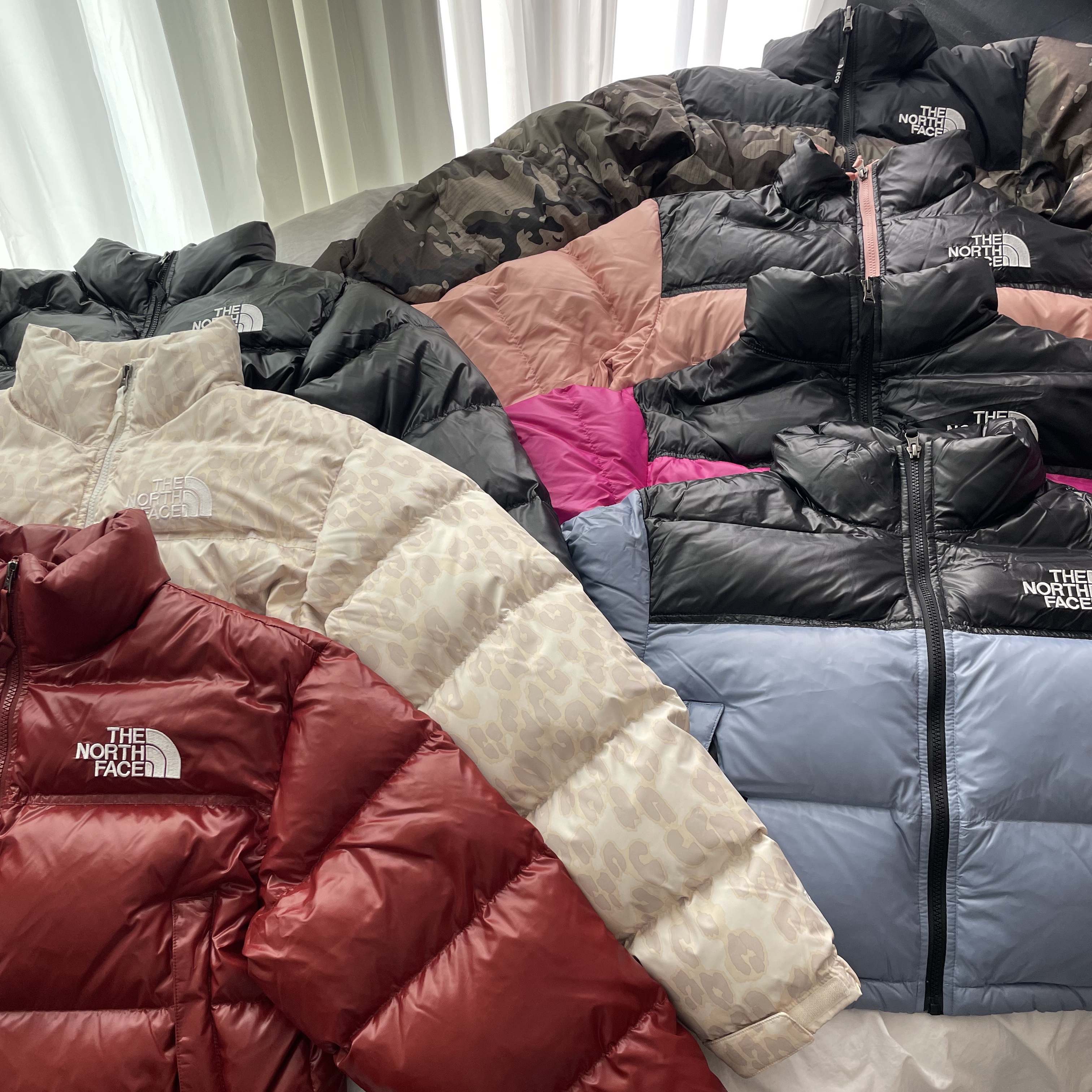(W) The North Face Nuptse Short Jacket TNF Black, (W) The North Face Print Nuptse Short Jacket Silver Grey Leopard Print 착용 스타일