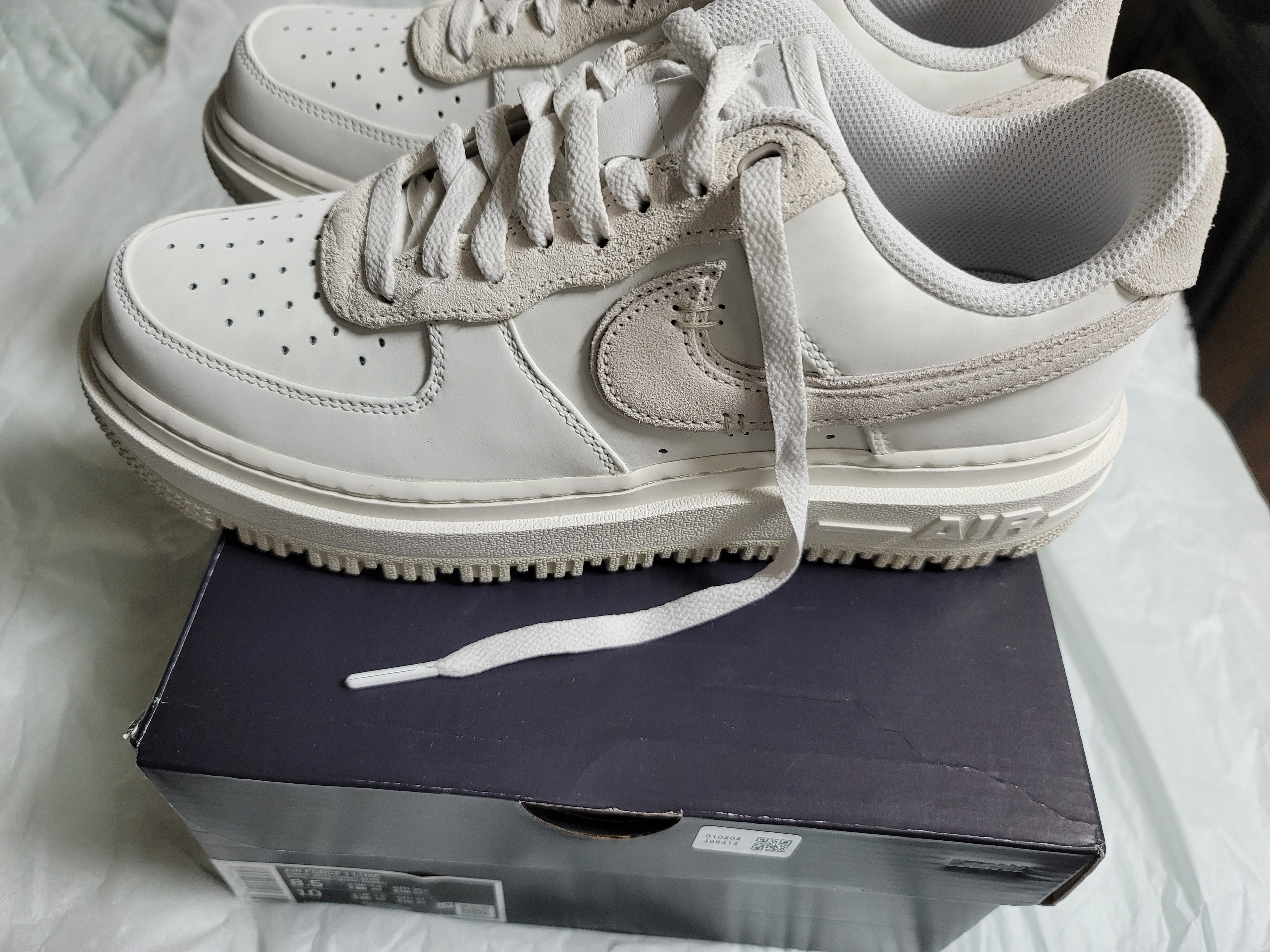 Nike Air Force 1 Luxe Summit White 착용 스타일 - 1
