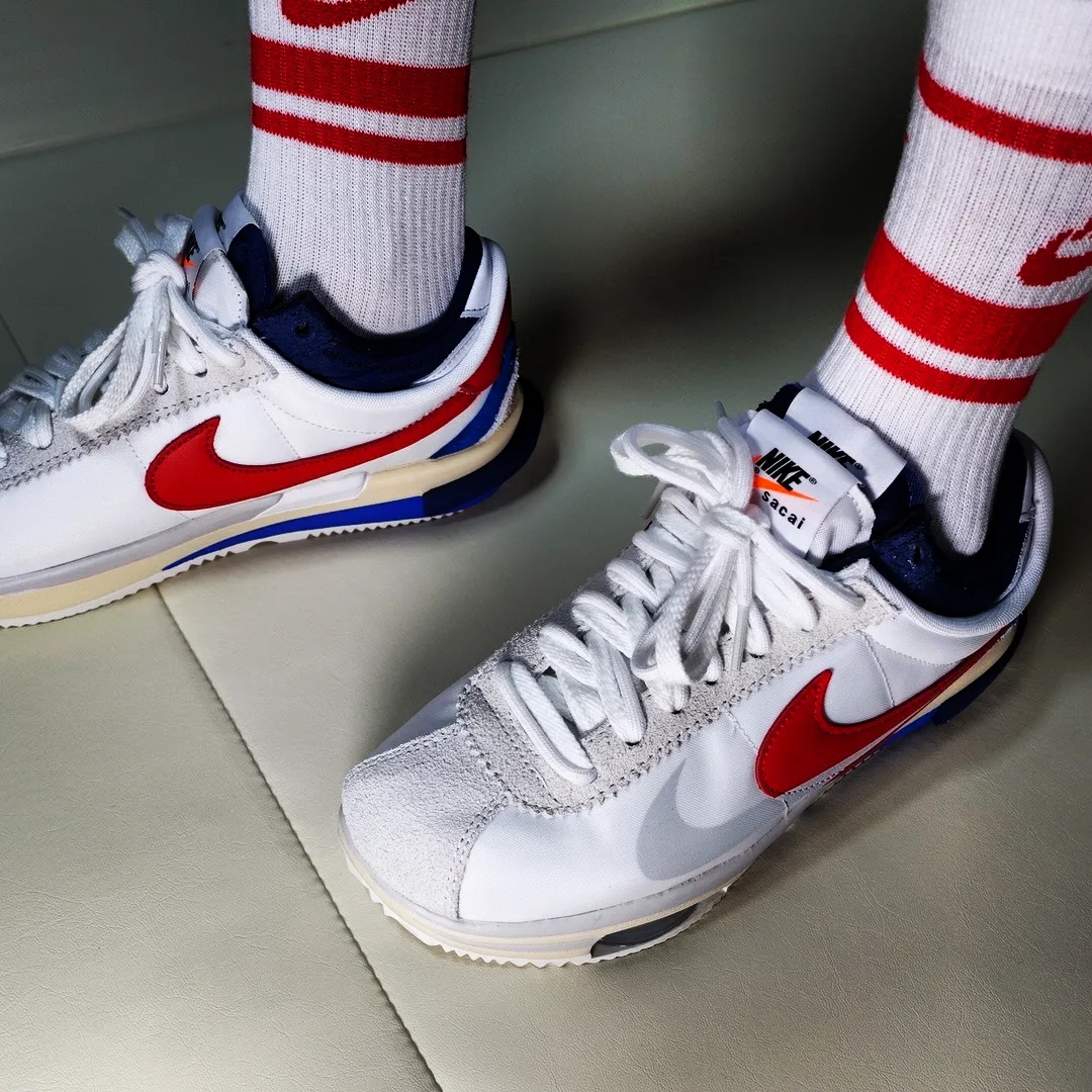 Nike x Sacai Zoom Cortez SP White and University Red 착용 스타일 - 4